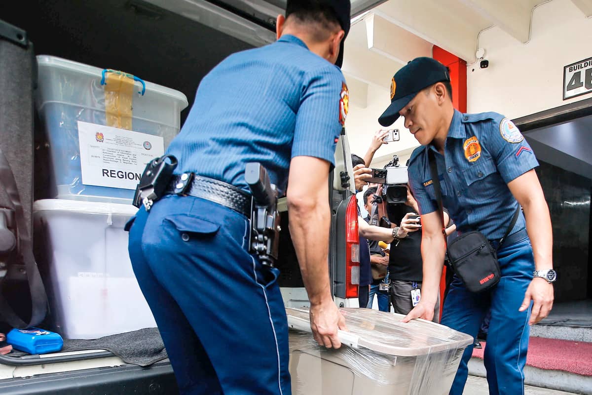 PHILIPPINE National Police personnel unload boxes of documents
linked to an investigation into flood control projects in La Union at the
Independent Commission on Infrastructure compound in Taguig City on 1 December 2025