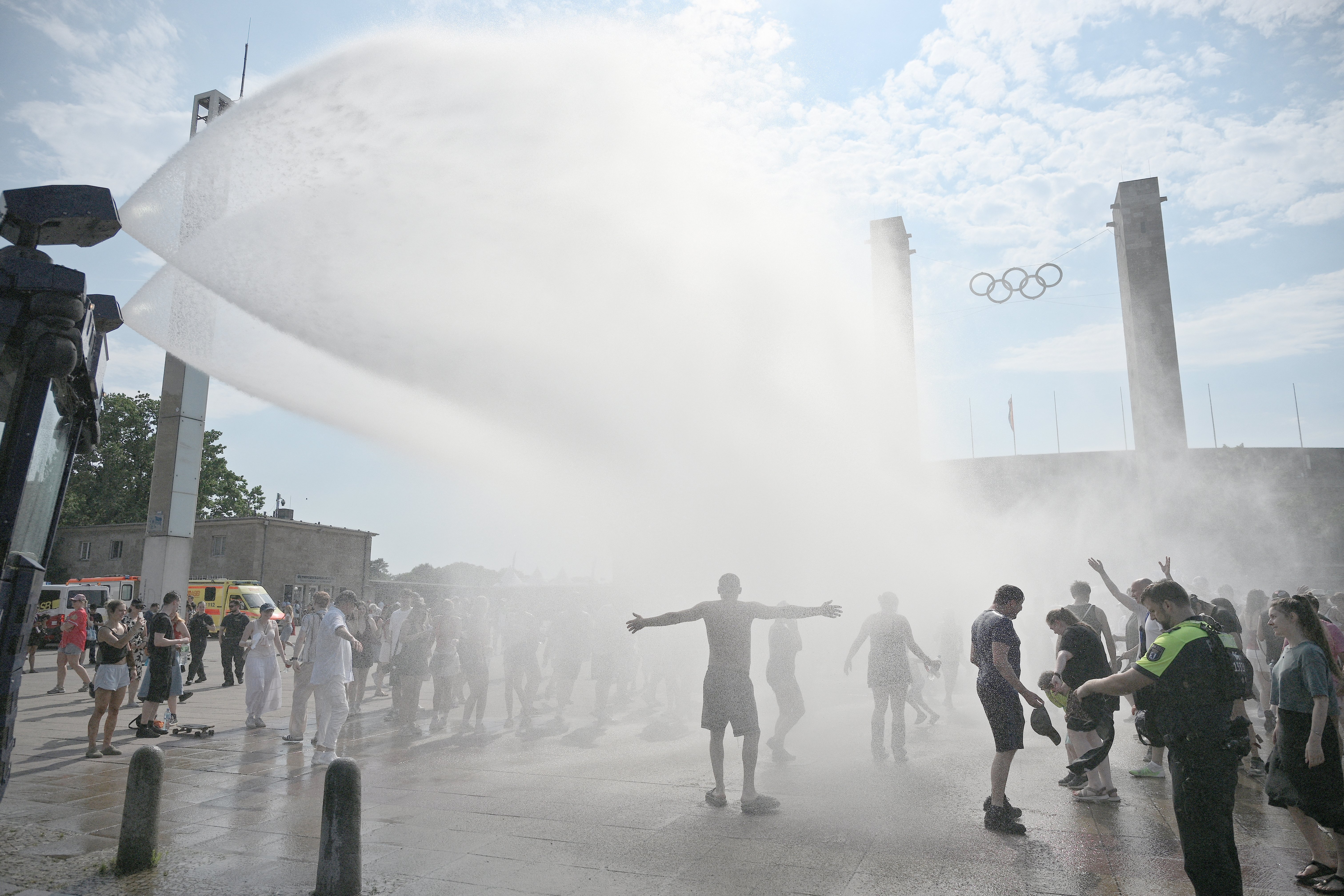 Europe swelters as heatwave moves east