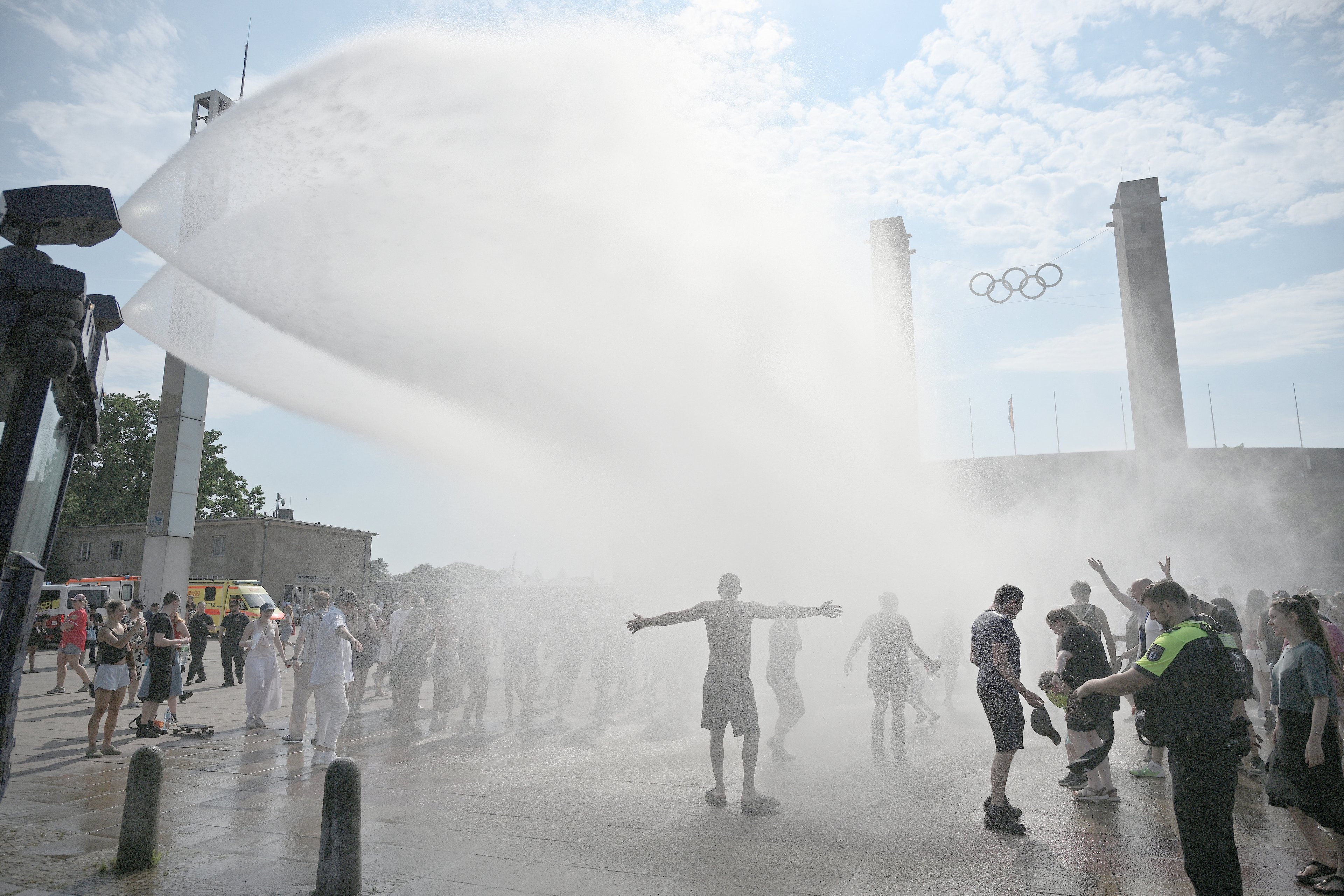 Europe swelters as heatwave moves east