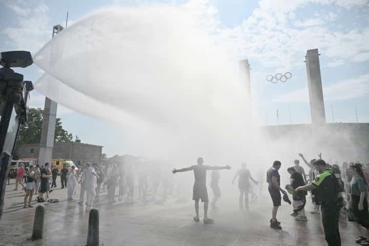 Europe swelters as heatwave moves east