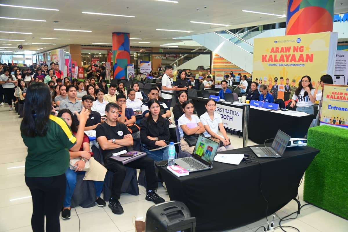 ENHANCED Community Opportunities: On top of connecting over 22,000 jobseekers to 800 employers all over the country, the SM-hosted Araw ng Kalayaan Job Fairs also shared future-ready skills to attendees through upskilling opportunities.