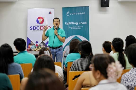 CONVERGE SVP and head of Cybersecurity Services Andrew Malijan discussed the critical importance of data privacy and cybersecurity to more than 70 women entrepreneurs in Quezon City.