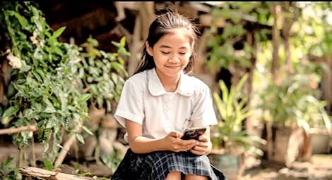 A student enjoys her online class because of the strong signal from Globe.