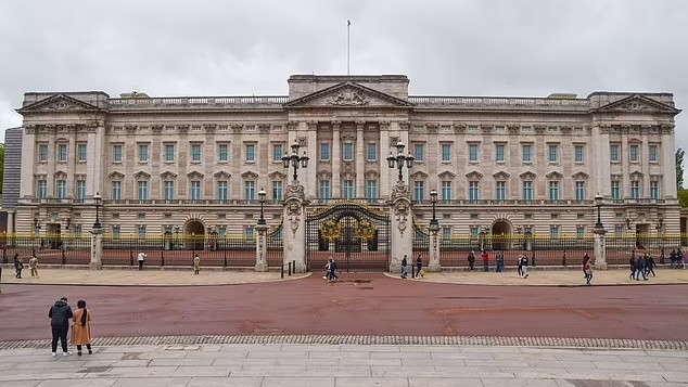 ‘EMPTY HOME’: BUCKINGHAM PALACE UNDER CLOUD AS KING SNUBS U.K. ICON