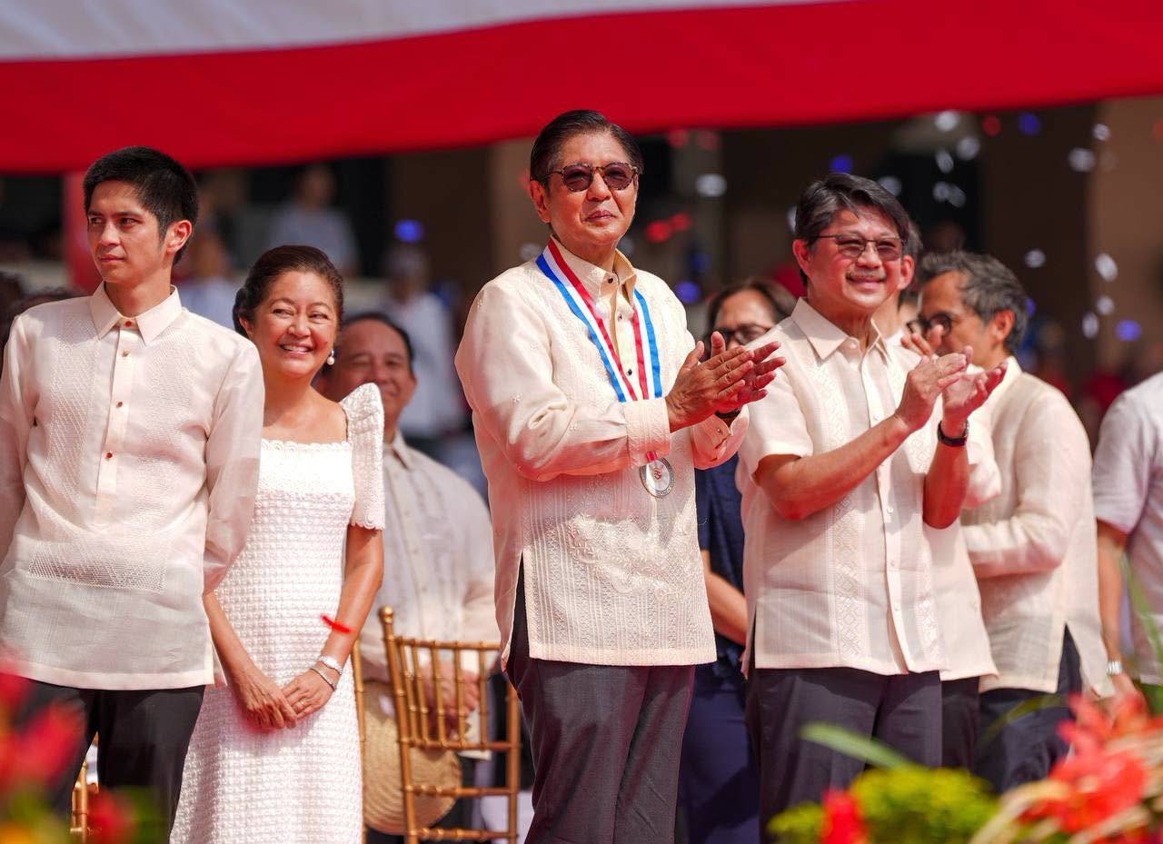 House support desk bridges Gap for pinoys in need