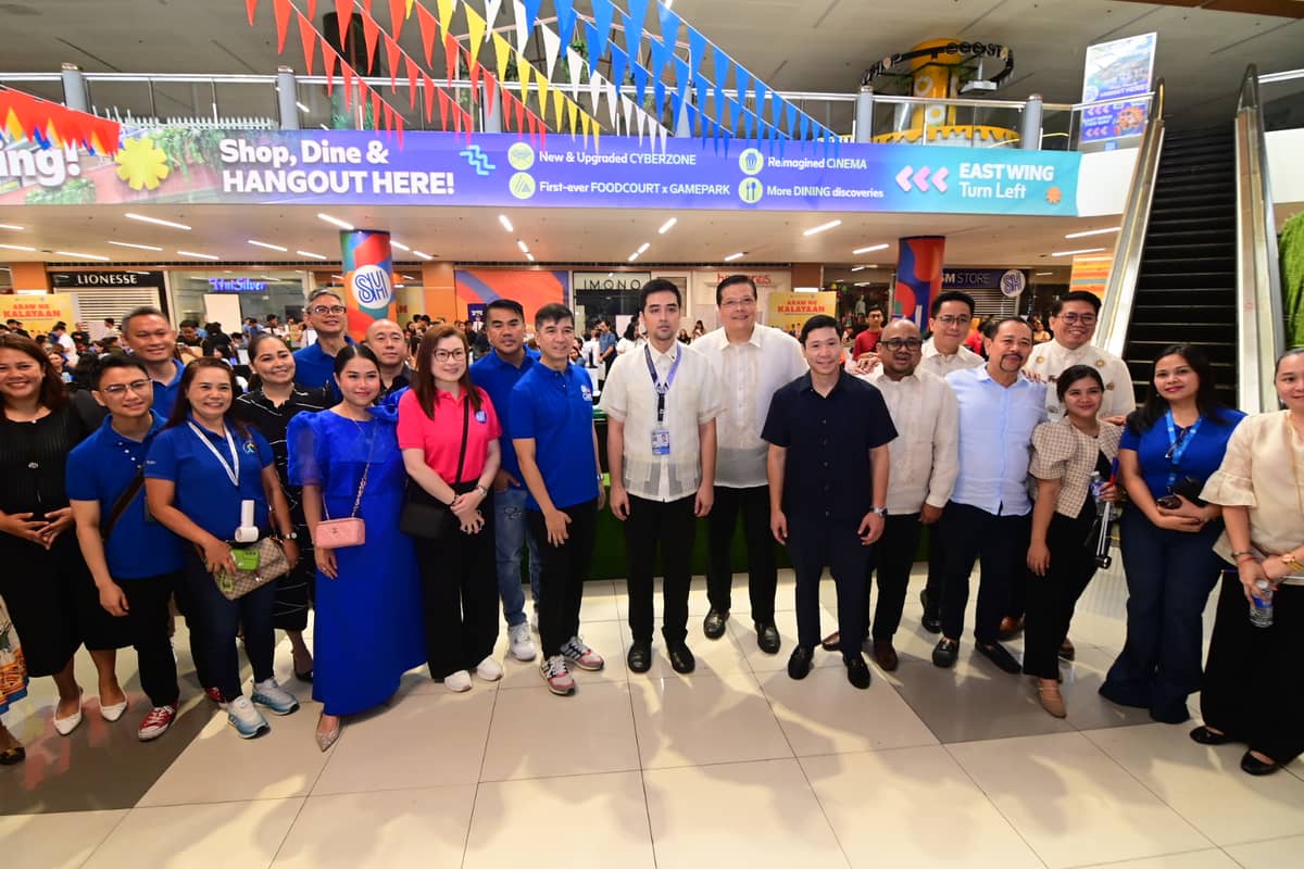 (L-R) Pasig Coun. Hon. Angelou De Leon(in black); Dennis Martel; Dannah Majarocon, Jobstreet by Seek;  Martin Jesse Hererra, SM Regional Operations Manager; Pats Dy, Senior Asst. Vice President for SM Communities Marketing; Ronald Allan Brosas SM Senior Asst. Vice President for Operations; Royce Cabunag, Asst. Vice President and Lead for SM Communities; Pasig Mayor Vico Sotto; Pasig Vice Mayor Dodot Jaworski; Councilor Simon Tantoco(in black); Councilor Boyie Raymundo; Councilor Ryan Enriquez; Councilor Warren Incencio; and Councilor Paul Senogat with representatives from SM, the Pasig city LGU, and Government sectors