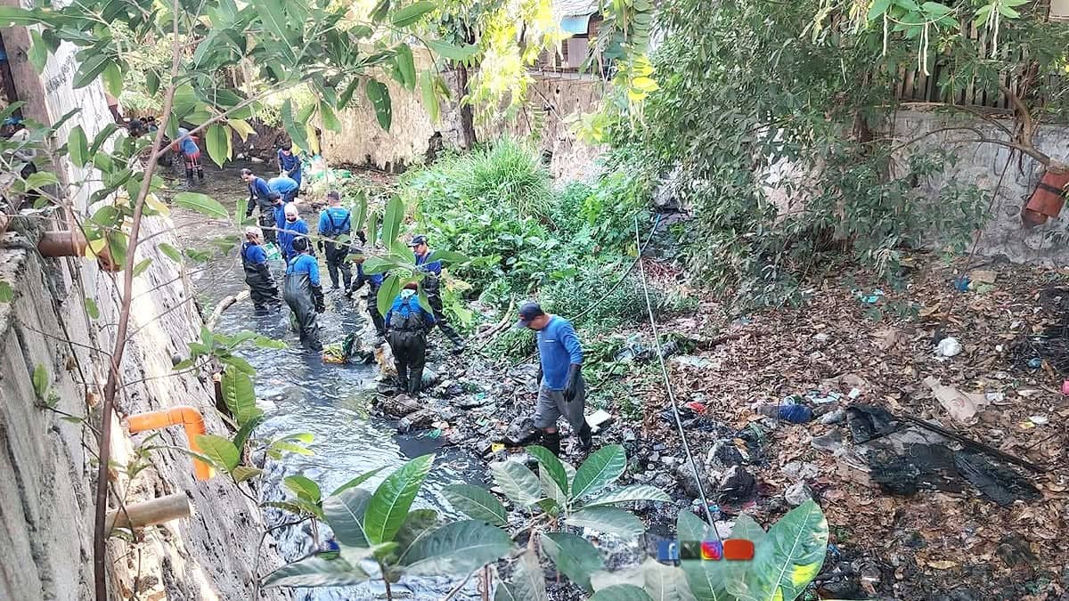 PERSONNEL from the Metropolitan Environmental Office-South spearhead a cleanup drive along Libis Creek in Barangay North Signal Village, Taguig City as part of ongoing efforts to rehabilitate and maintain the city’s waterways.