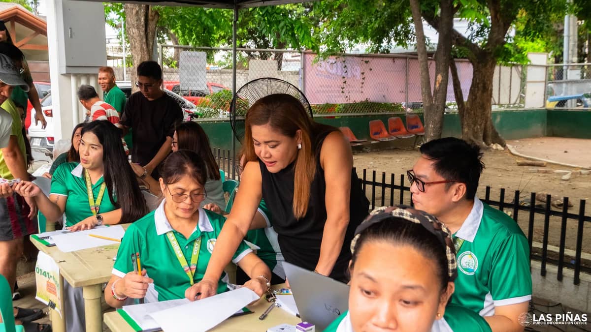 LAS Piñas City Mayor April Aguilar oversees the distribution of rice subsidies to 3,000 residents, expanding the local implementation of President Ferdinand Marcos Jr.’s Bawat Bayan Makikinabang Program.