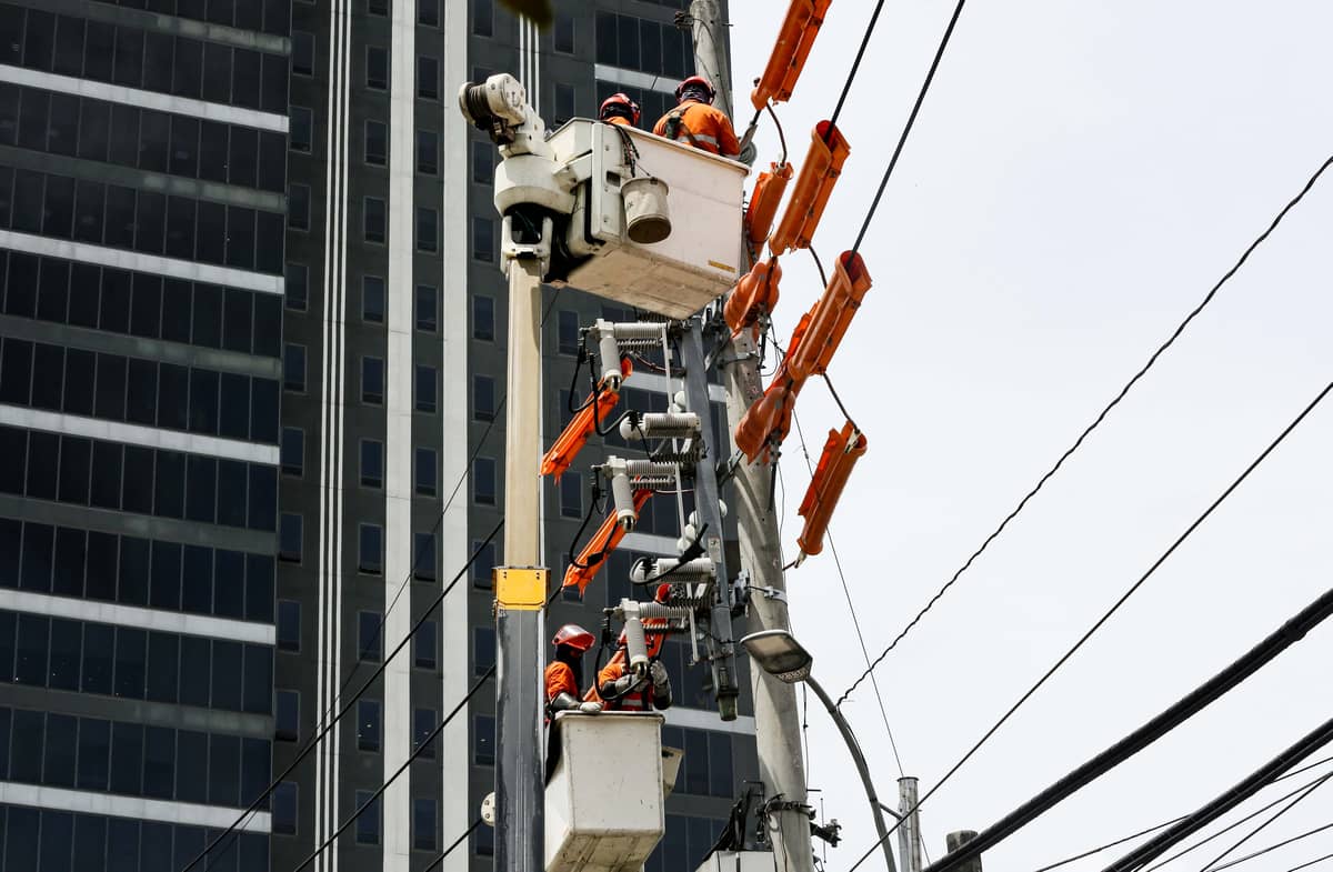 (July 02 2026) Meralco linemen conducted an electric maintenance along NIA road in Quezon City on Thursday July 2 2026. Photo/Analy Labor