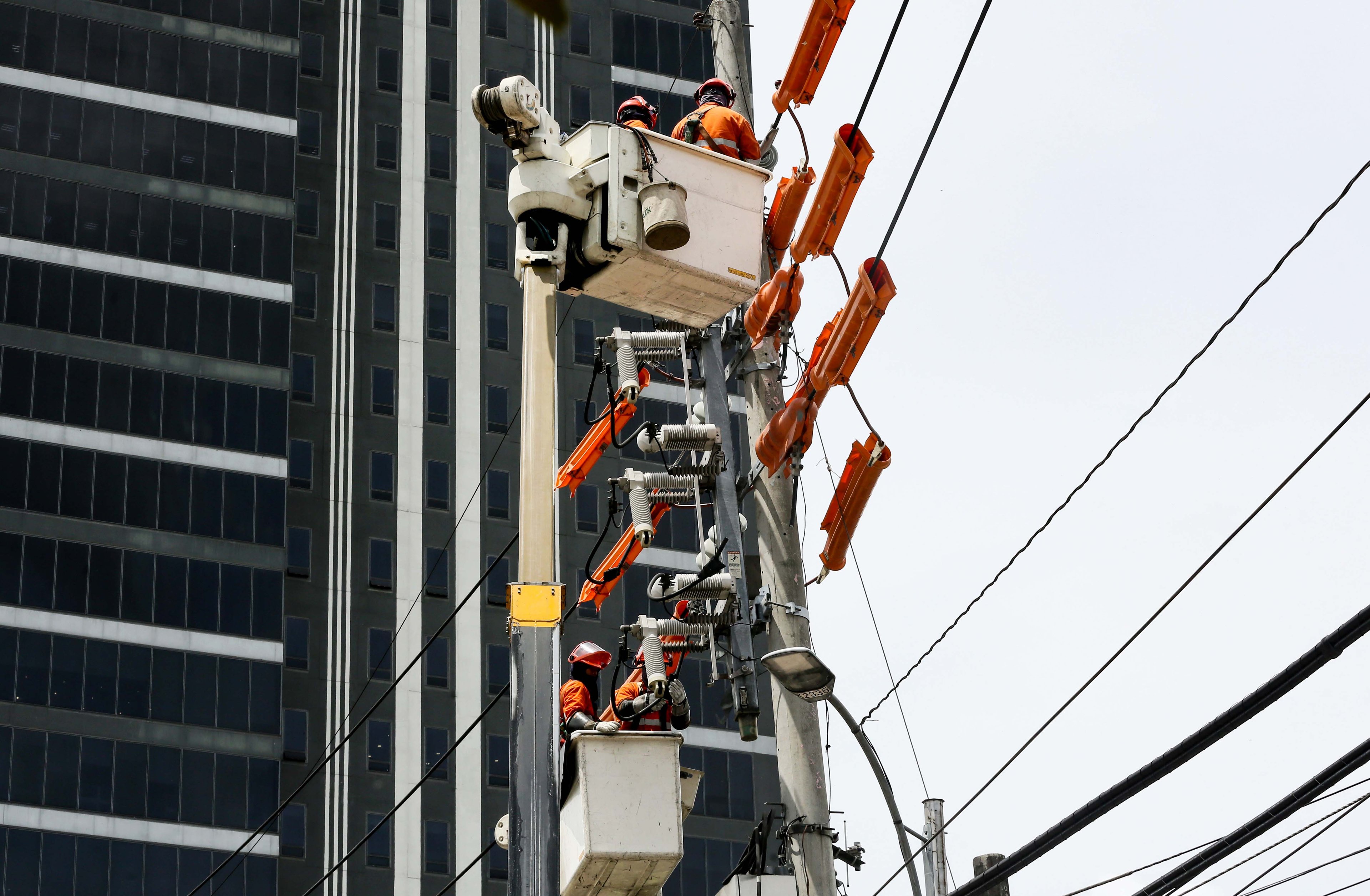 (July 02 2026) Meralco linemen conducted an electric maintenance along NIA road in Quezon City on Thursday July 2 2026. Photo/Analy Labor