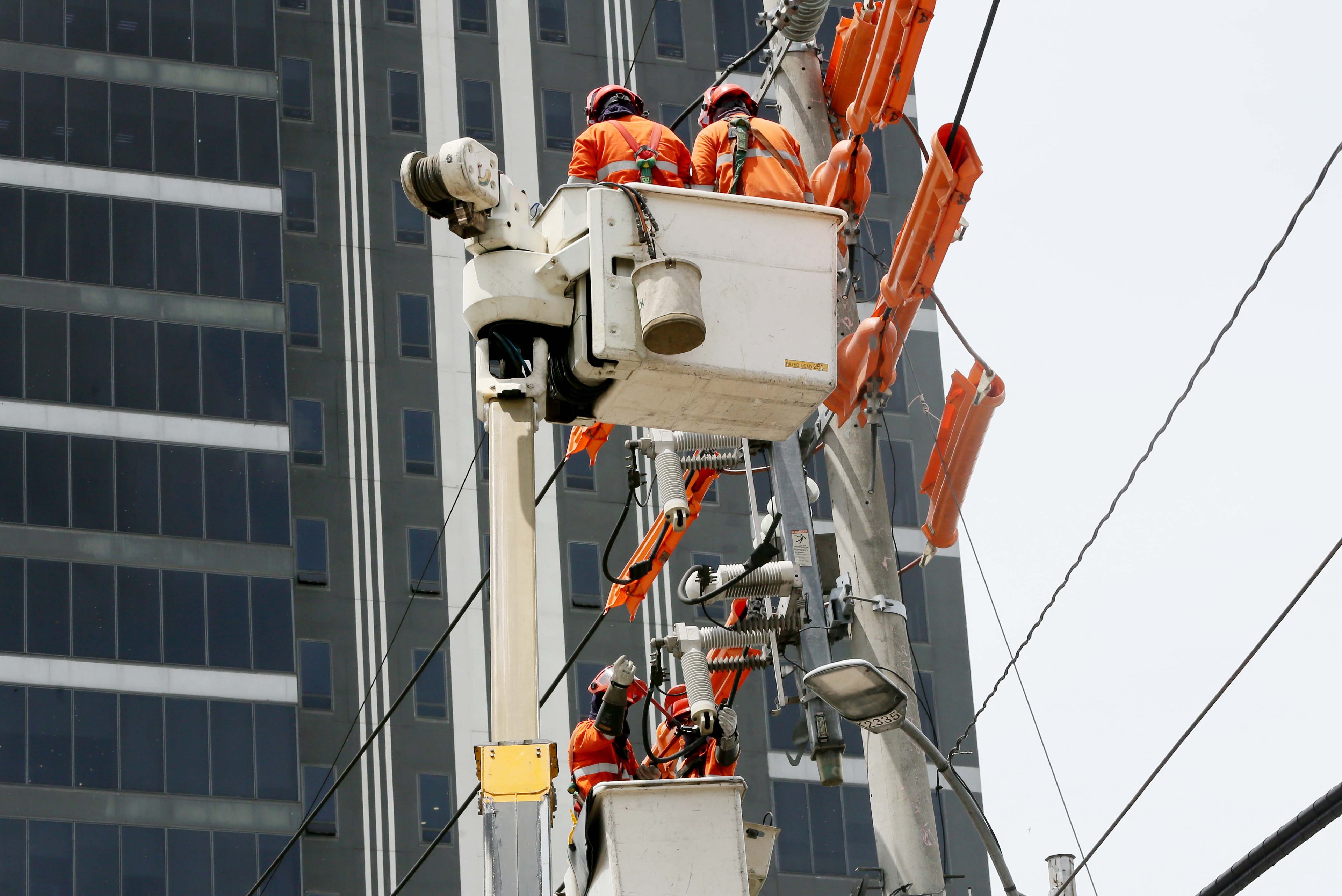 (July 02 2026) Meralco linemen conducted an electric maintenance along NIA road in Quezon City on Thursday July 2 2026. Photo/Analy Labor