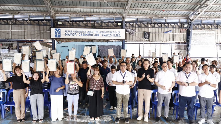 70 Antipolo families receive land titles under housing program
