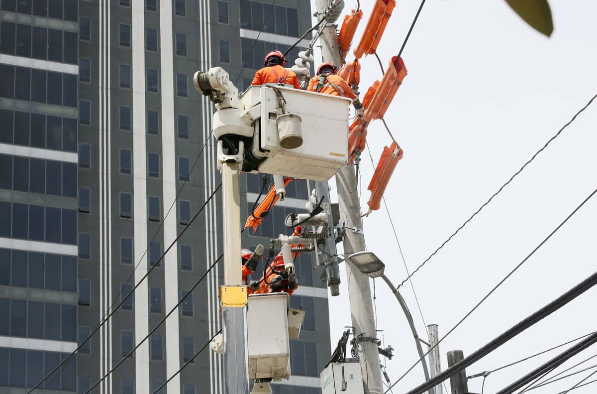 (July 02 2026) Meralco linemen conducted an electric maintenance along NIA road in Quezon City on Thursday July 2 2026. Photo/Analy Labor