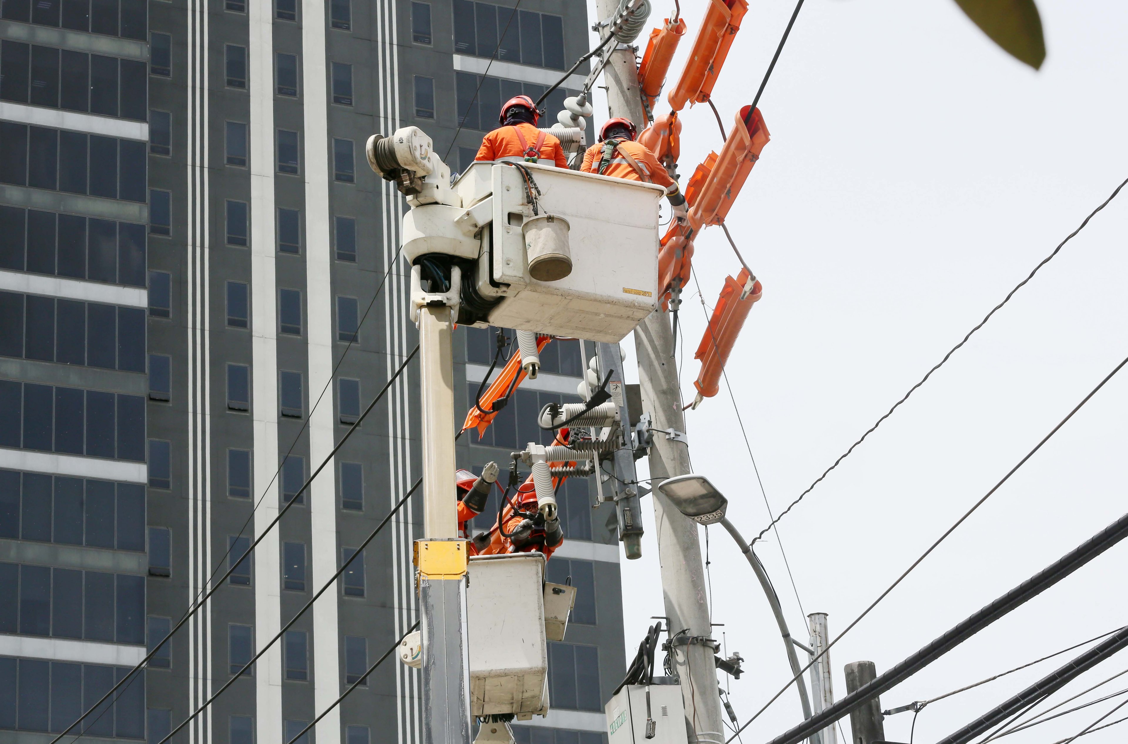 (July 02 2026) Meralco linemen conducted an electric maintenance along NIA road in Quezon City on Thursday July 2 2026. Photo/Analy Labor