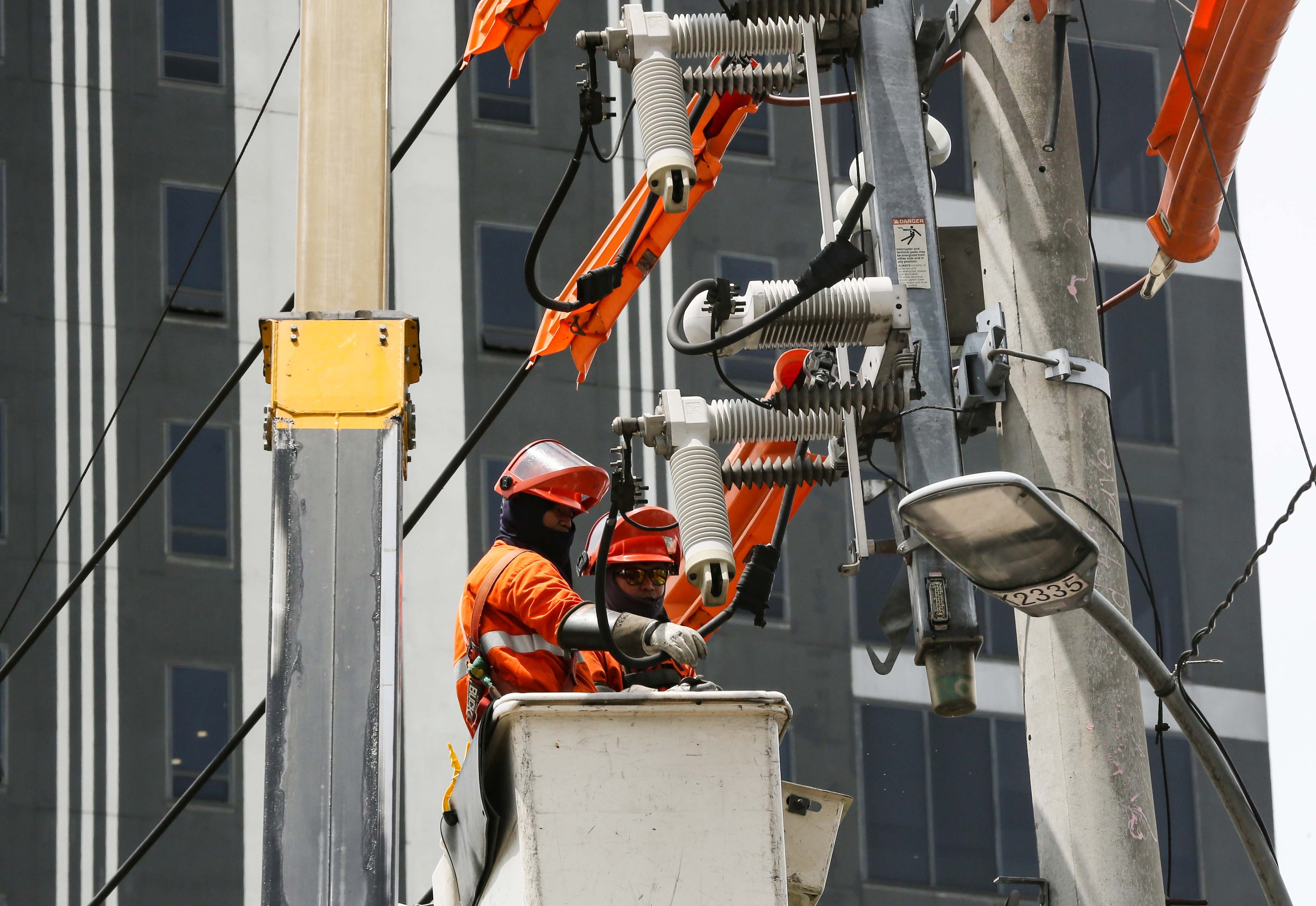 (July 02 2026) Meralco linemen conducted an electric maintenance along NIA road in Quezon City on Thursday July 2 2026. Photo/Analy Labor