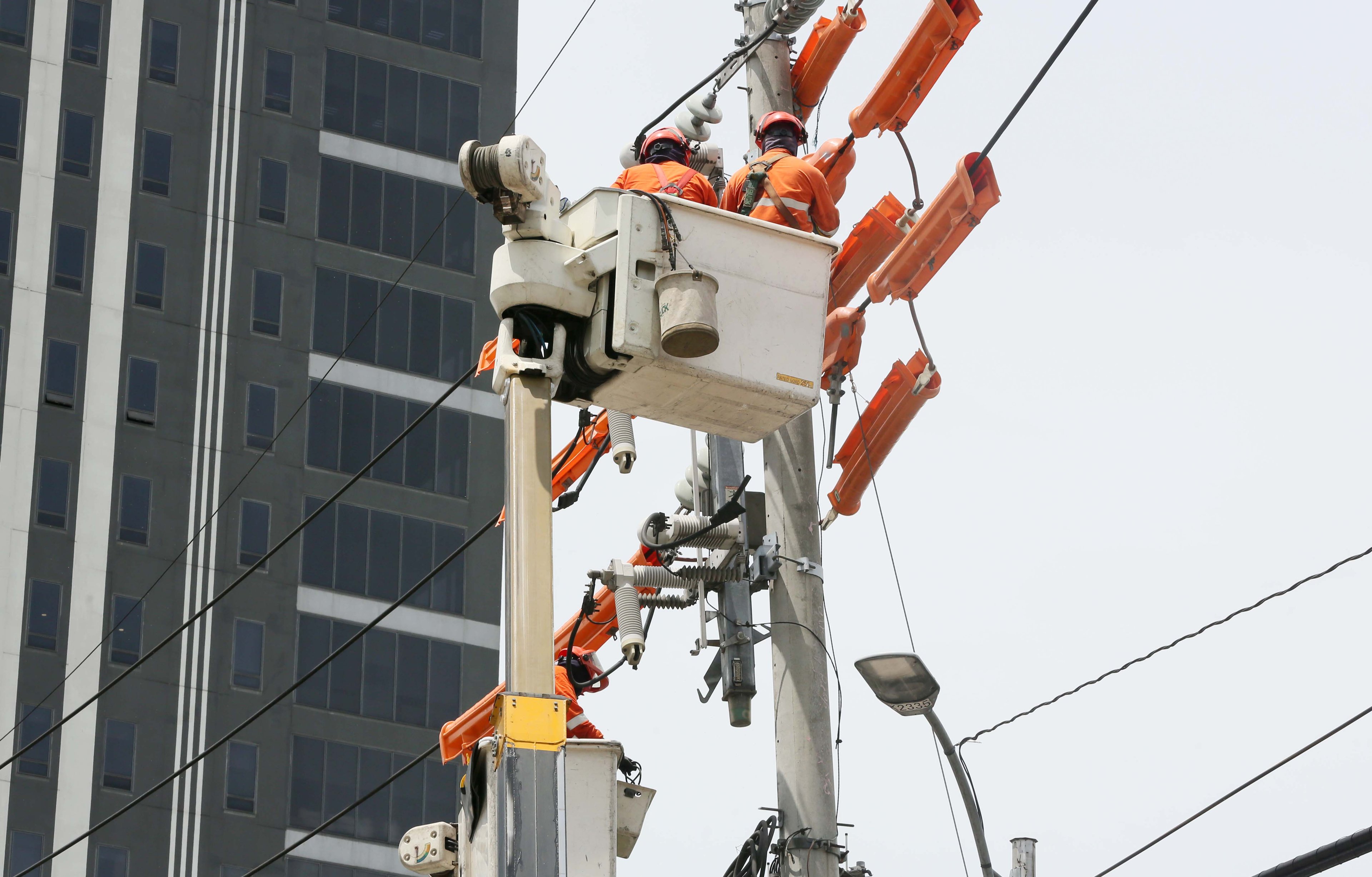 (July 02 2026) Meralco linemen conducted an electric maintenance along NIA road in Quezon City on Thursday July 2 2026. Photo/Analy Labor