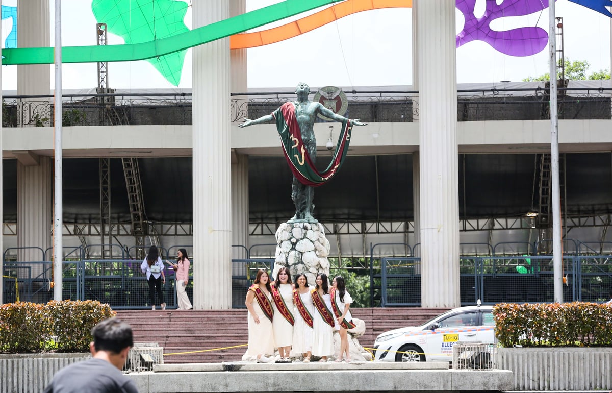 (July 03 2026) Graduates students pose at the iconic oblation at the University of the Philippines Diliman in Quezon City on Friday, July 3 2026. Ahead of the University of the Philippines (UP) General Commencement Exercises for 2026. Photo/Analy Labor