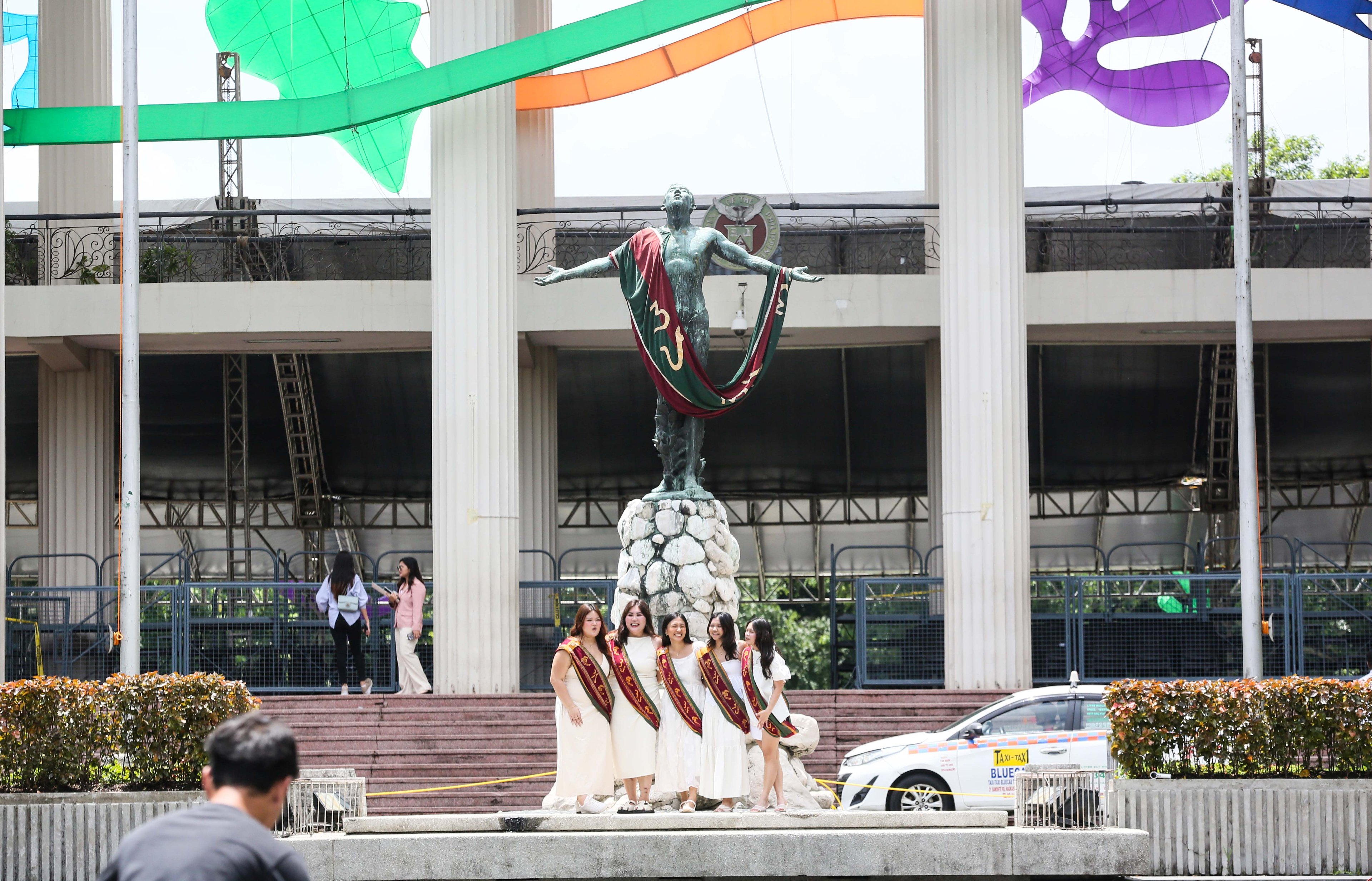 (July 03 2026) Graduates students pose at the iconic oblation at the University of the Philippines Diliman in Quezon City on Friday, July 3 2026. Ahead of the University of the Philippines (UP) General Commencement Exercises for 2026. Photo/Analy Labor
