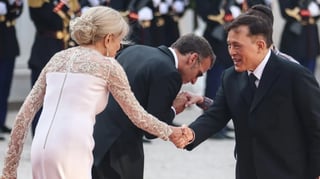 Claim that Macron knelt before Thai king denied
