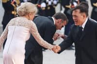 Claim that Macron knelt before Thai king denied