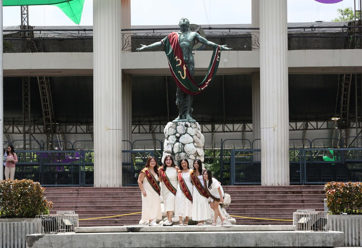 (July 03 2026) Graduates students pose at the iconic oblation at the University of the Philippines Diliman in Quezon City on Friday, July 3 2026. Ahead of the University of the Philippines (UP) General Commencement Exercises for 2026. Photo/Analy Labor