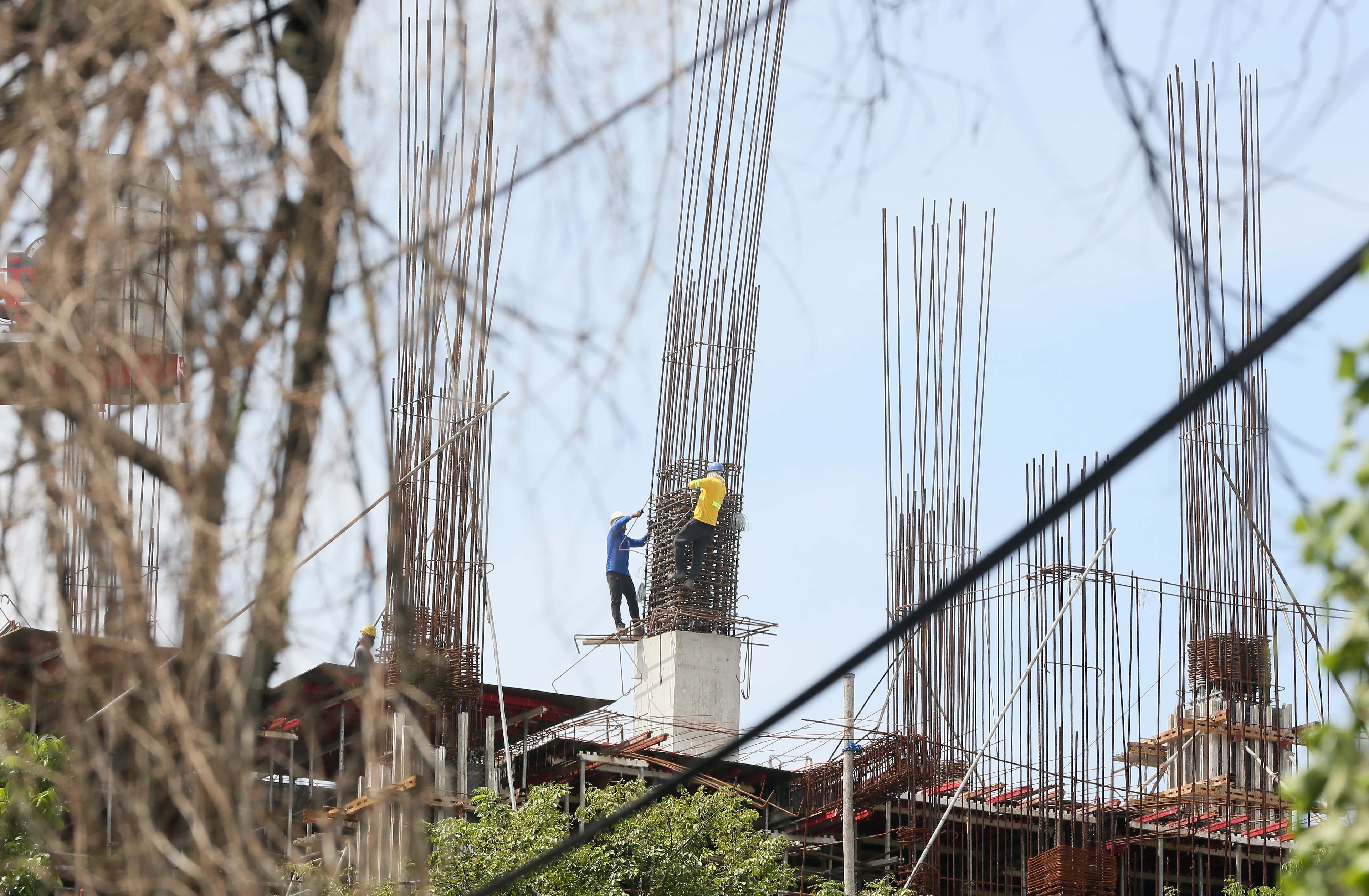 (July 03 2026) Construction workers were seen working on steel bars and layout steel frames of a construction building in Quezon City on Friday. The Department of Labor and Employment (DOLE) announced starting July 19 the regional wage board approved a wage adjustment of P85 per day for more than 1.1 million minimum wage earners in Metro Manila. Photo/Analy Labor