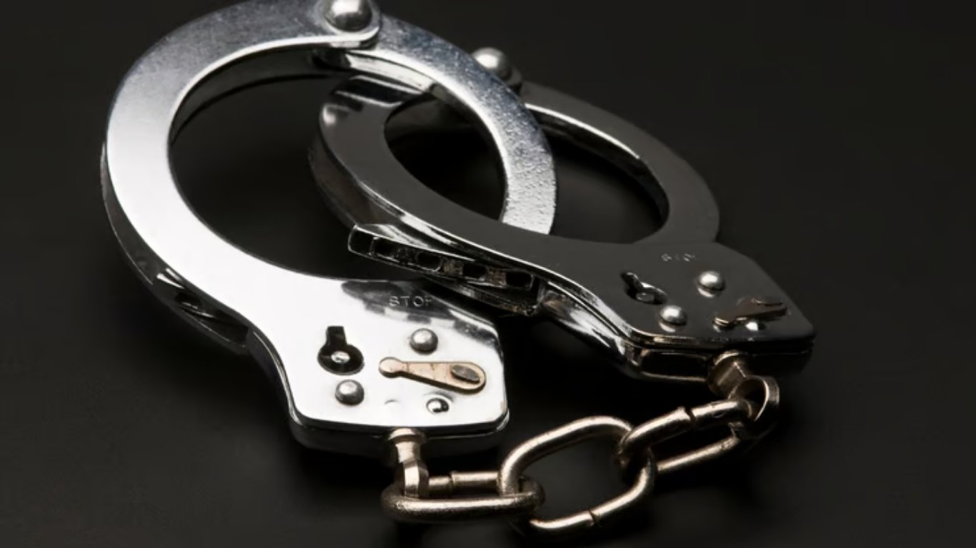 Casino dealer, two players arrested in poker fraud scheme