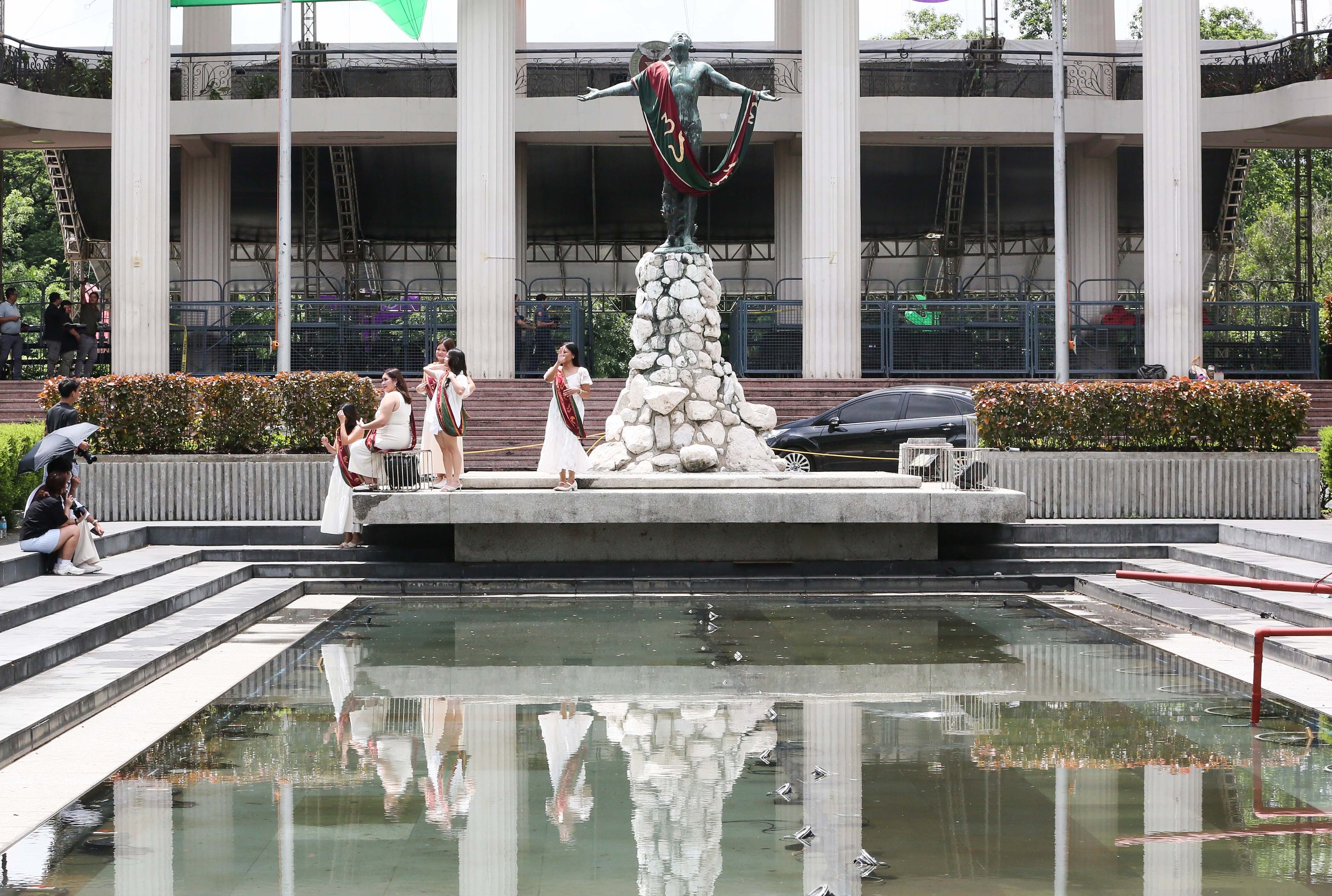 (July 03 2026) Graduates students pose at the iconic oblation at the University of the Philippines Diliman in Quezon City on Friday, July 3 2026. Ahead of the University of the Philippines (UP) General Commencement Exercises for 2026. Photo/Analy Labor