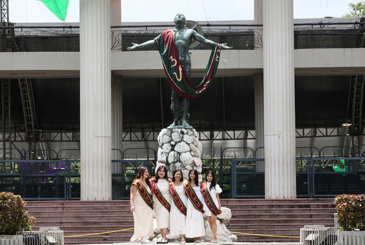 (July 03 2026) Graduates students pose at the iconic oblation at the University of the Philippines Diliman in Quezon City on Friday, July 3 2026. Ahead of the University of the Philippines (UP) General Commencement Exercises for 2026. Photo/Analy Labor