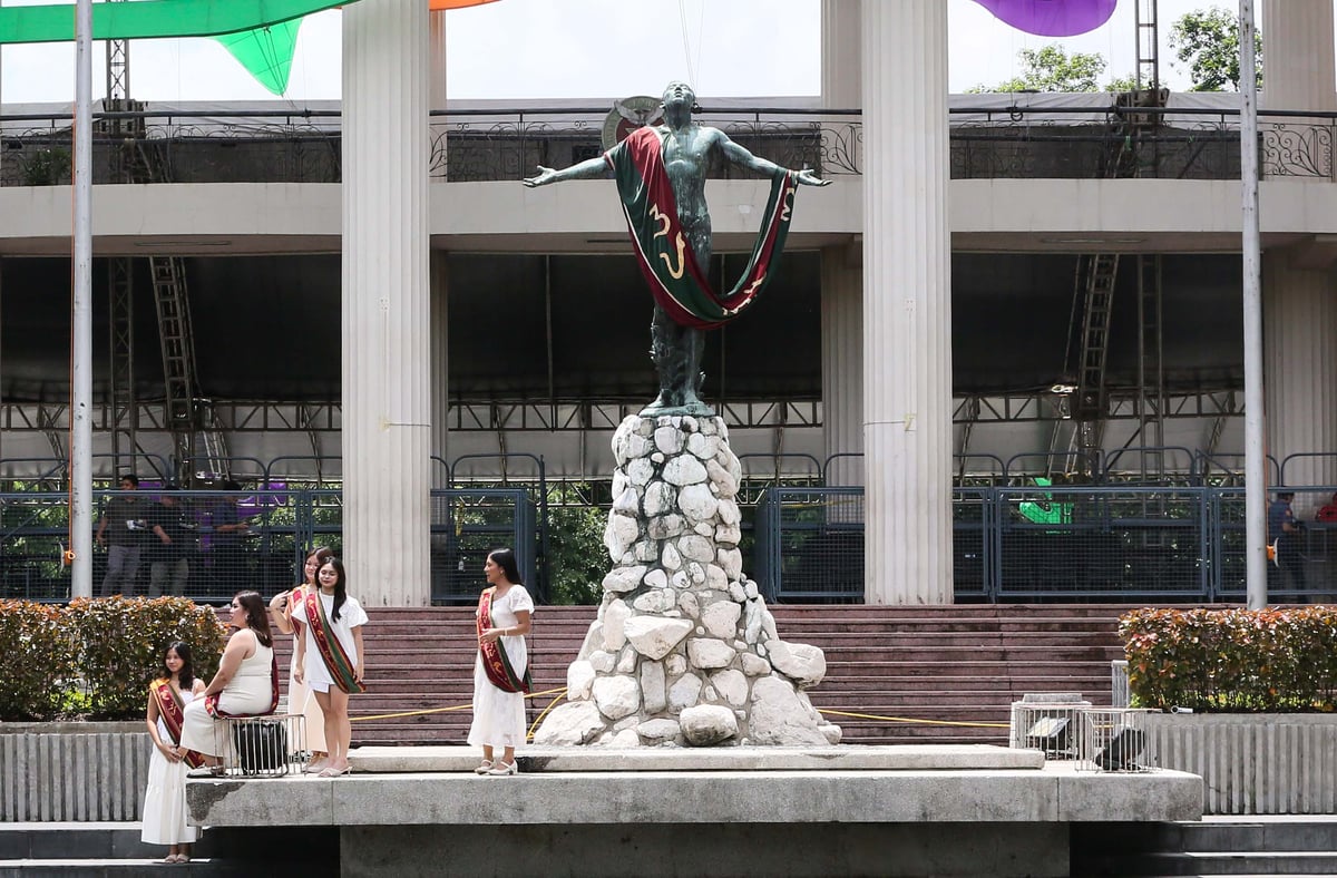 (July 03 2026) Graduates students pose at the iconic oblation at the University of the Philippines Diliman in Quezon City on Friday, July 3 2026. Ahead of the University of the Philippines (UP) General Commencement Exercises for 2026. Photo/Analy Labor