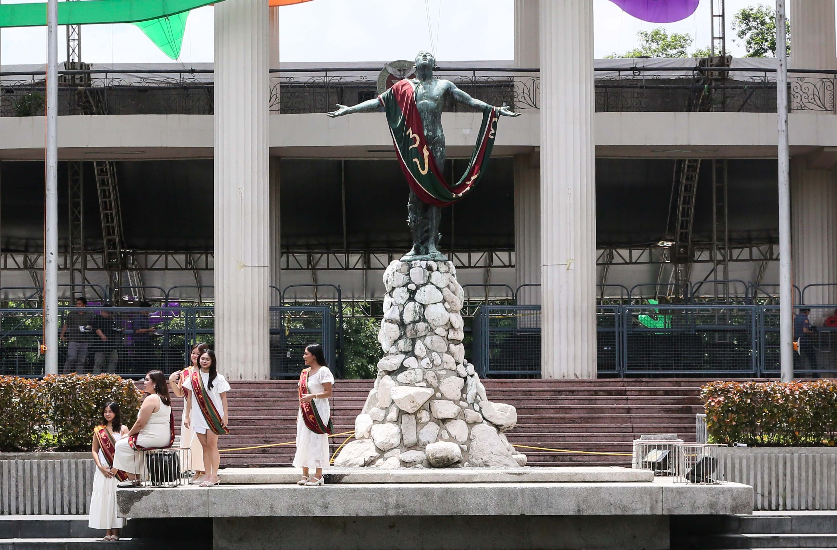 (July 03 2026) Graduates students pose at the iconic oblation at the University of the Philippines Diliman in Quezon City on Friday, July 3 2026. Ahead of the University of the Philippines (UP) General Commencement Exercises for 2026. Photo/Analy Labor