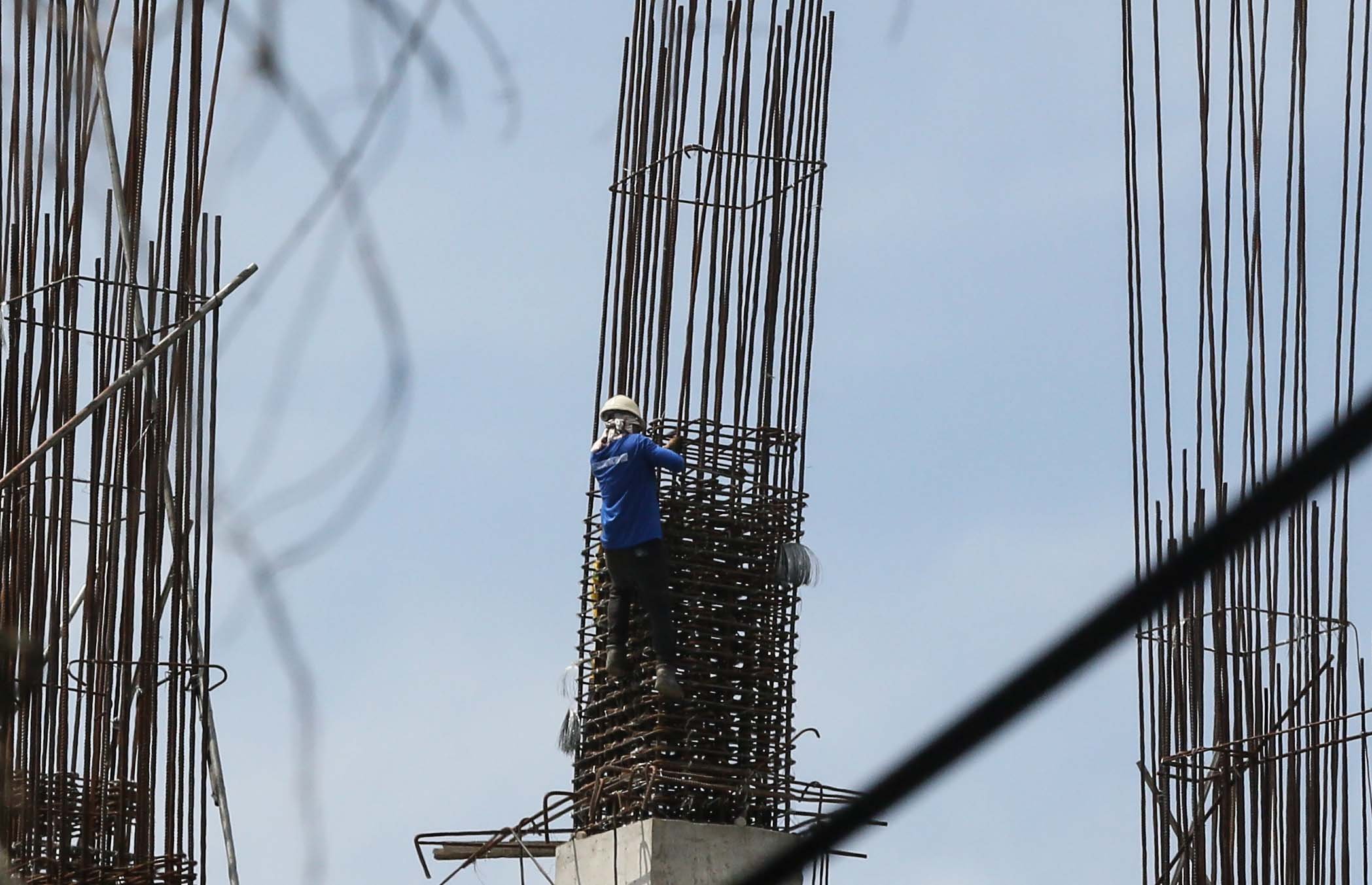 (July 03 2026) Construction workers were seen working on steel bars and layout steel frames of a construction building in Quezon City on Friday. The Department of Labor and Employment (DOLE) announced starting July 19 the regional wage board approved a wage adjustment of P85 per day for more than 1.1 million minimum wage earners in Metro Manila. Photo/Analy Labor