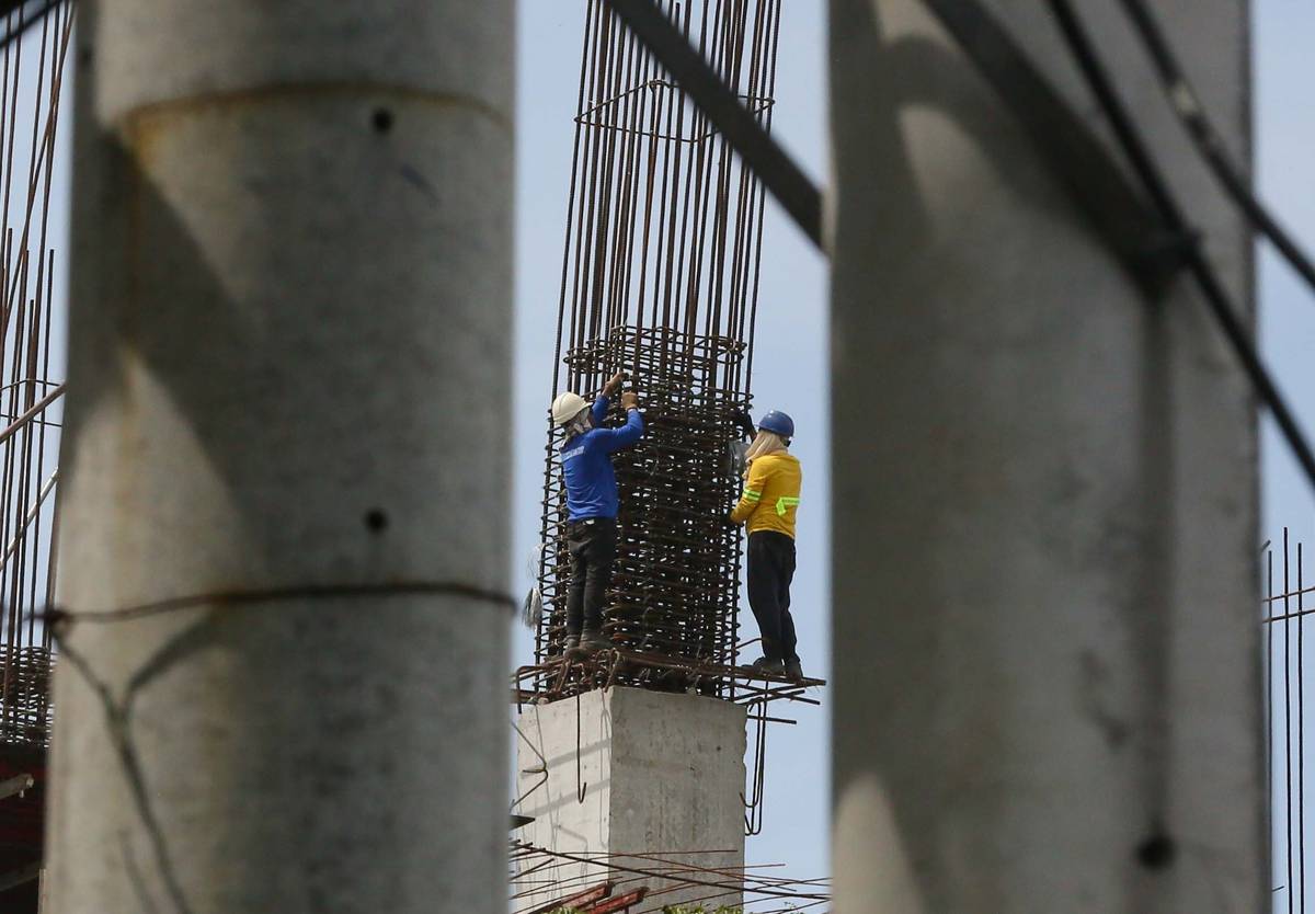 (July 03 2026) Construction workers were seen working on steel bars and layout steel frames of a construction building in Quezon City on Friday. The Department of Labor and Employment (DOLE) announced starting July 19 the regional wage board approved a wage adjustment of P85 per day for more than 1.1 million minimum wage earners in Metro Manila. Photo/Analy Labor