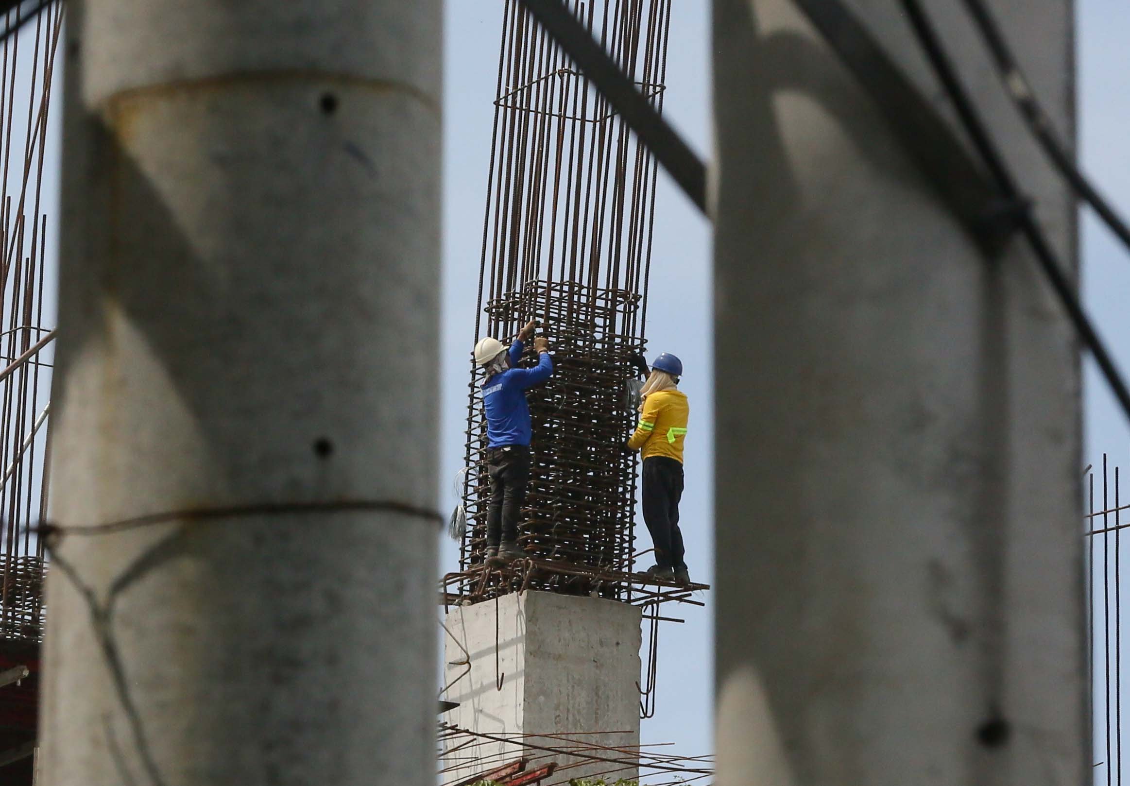 (July 03 2026) Construction workers were seen working on steel bars and layout steel frames of a construction building in Quezon City on Friday. The Department of Labor and Employment (DOLE) announced starting July 19 the regional wage board approved a wage adjustment of P85 per day for more than 1.1 million minimum wage earners in Metro Manila. Photo/Analy Labor