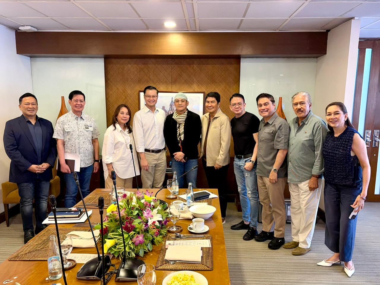 Except for Loren, Robin: Cayetano allies skip pre-trial caucus