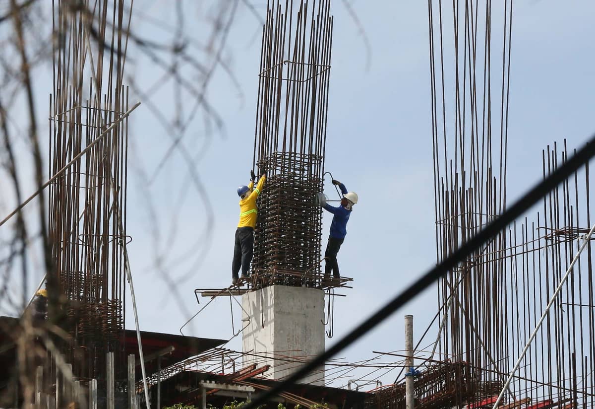 (July 03 2026) Construction workers were seen working on steel bars and layout steel frames of a construction building in Quezon City on Friday. The Department of Labor and Employment (DOLE) announced starting July 19 the regional wage board approved a wage adjustment of P85 per day for more than 1.1 million minimum wage earners in Metro Manila. Photo/Analy Labor