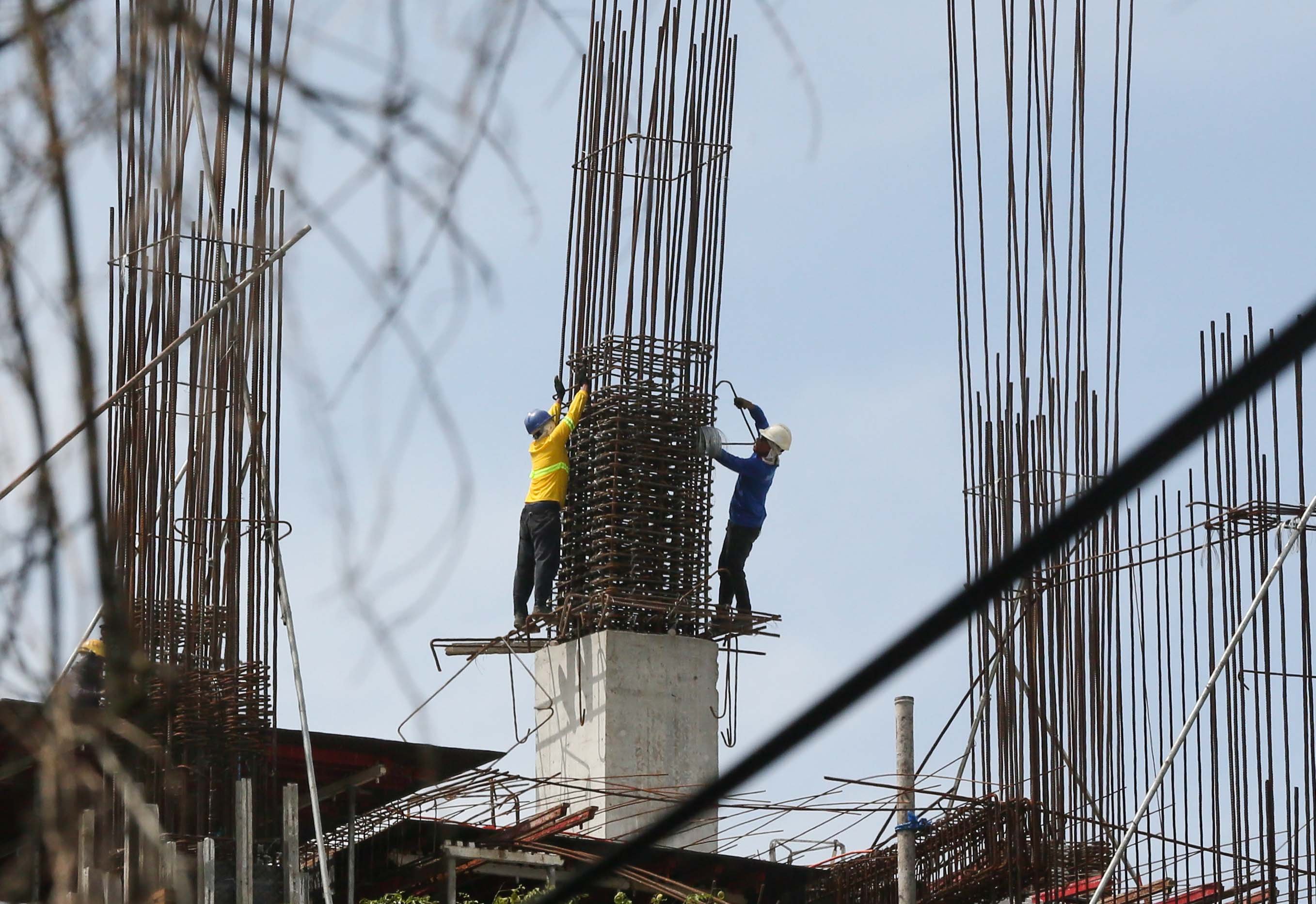 (July 03 2026) Construction workers were seen working on steel bars and layout steel frames of a construction building in Quezon City on Friday. The Department of Labor and Employment (DOLE) announced starting July 19 the regional wage board approved a wage adjustment of P85 per day for more than 1.1 million minimum wage earners in Metro Manila. Photo/Analy Labor