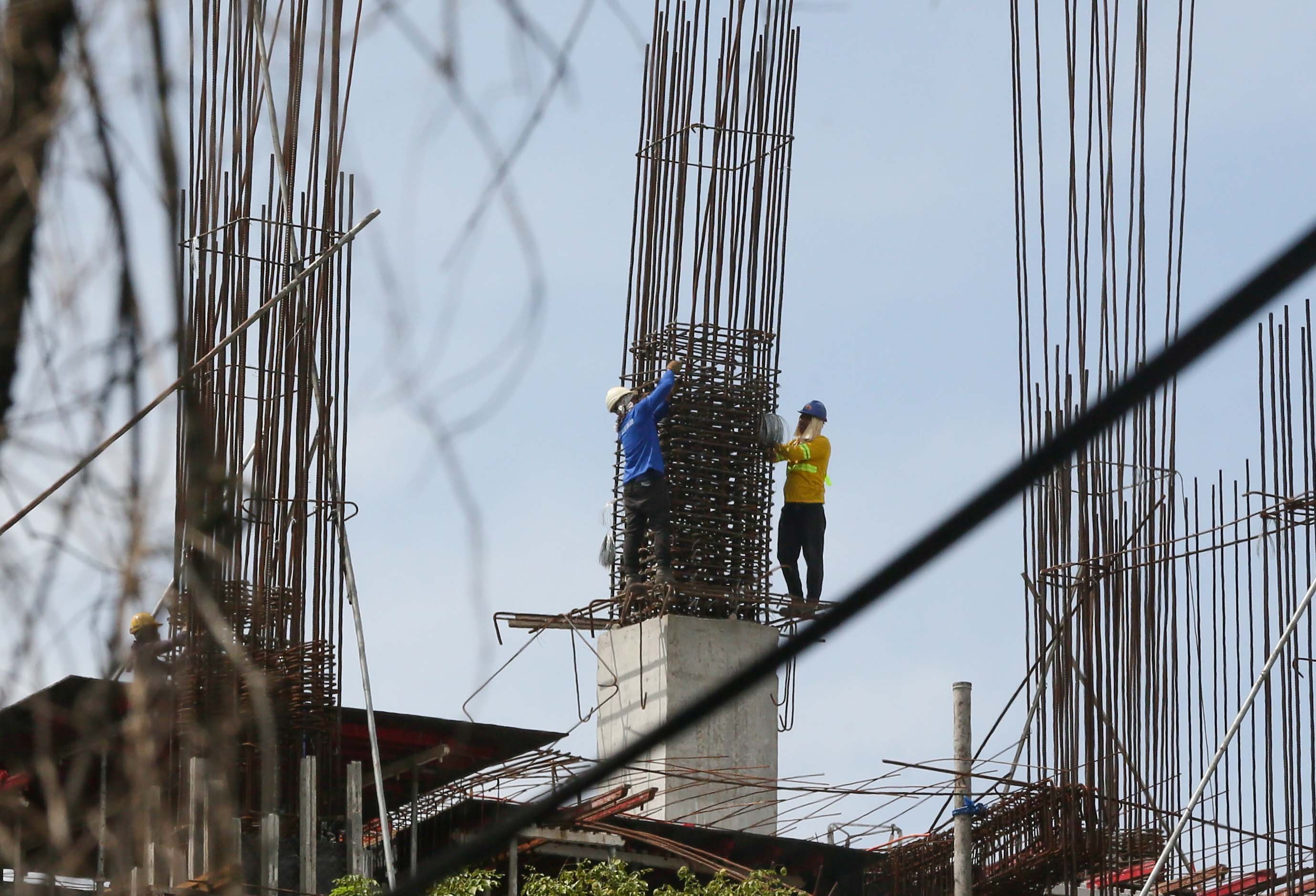 (July 03 2026) Construction workers were seen working on steel bars and layout steel frames of a construction building in Quezon City on Friday. The Department of Labor and Employment (DOLE) announced starting July 19 the regional wage board approved a wage adjustment of P85 per day for more than 1.1 million minimum wage earners in Metro Manila. Photo/Analy Labor