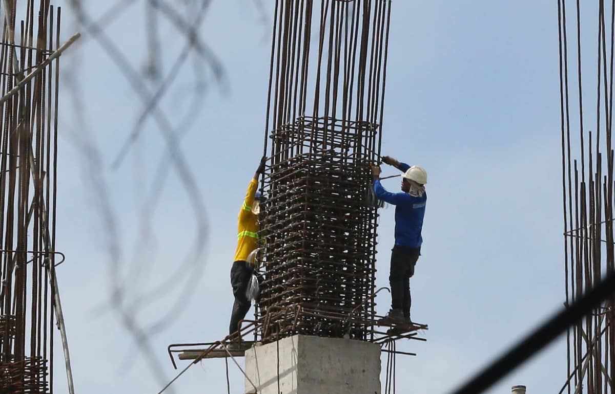 (July 03 2026) Construction workers were seen working on steel bars and layout steel frames of a construction building in Quezon City on Friday. The Department of Labor and Employment (DOLE) announced starting July 19 the regional wage board approved a wage adjustment of P85 per day for more than 1.1 million minimum wage earners in Metro Manila. Photo/Analy Labor