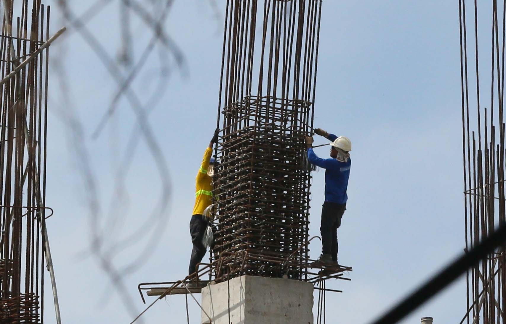 (July 03 2026) Construction workers were seen working on steel bars and layout steel frames of a construction building in Quezon City on Friday. The Department of Labor and Employment (DOLE) announced starting July 19 the regional wage board approved a wage adjustment of P85 per day for more than 1.1 million minimum wage earners in Metro Manila. Photo/Analy Labor