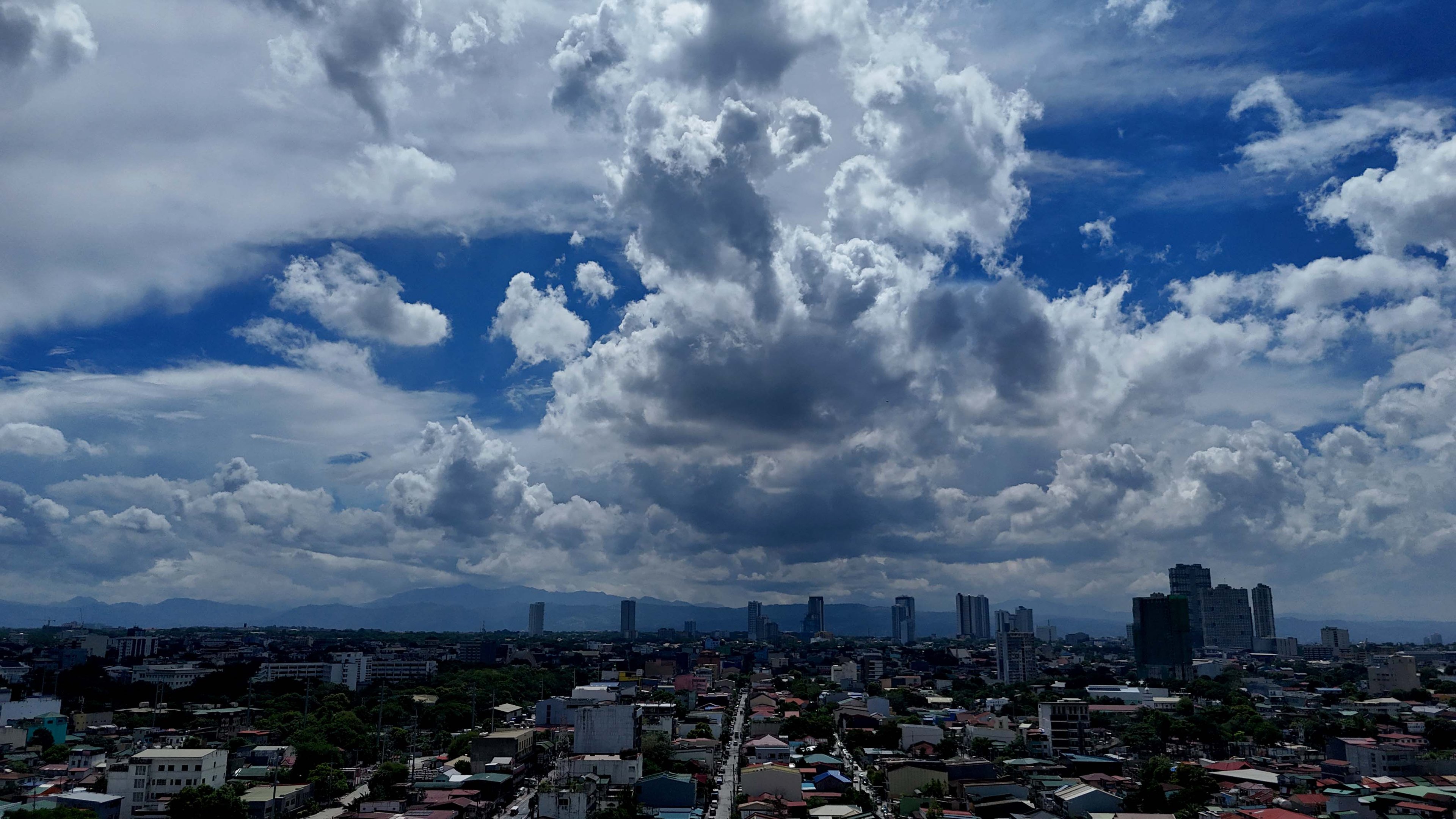 Dark clouds hover over the Sierra Madre mountain range, as seen from Quezon City on 4 July 2026. PAGASA is monitoring a tropical cyclone far east of the country that could intensify into a super typhoon and enhance the southwest monsoon, or Habagat, next week.
📸: Analy Labor