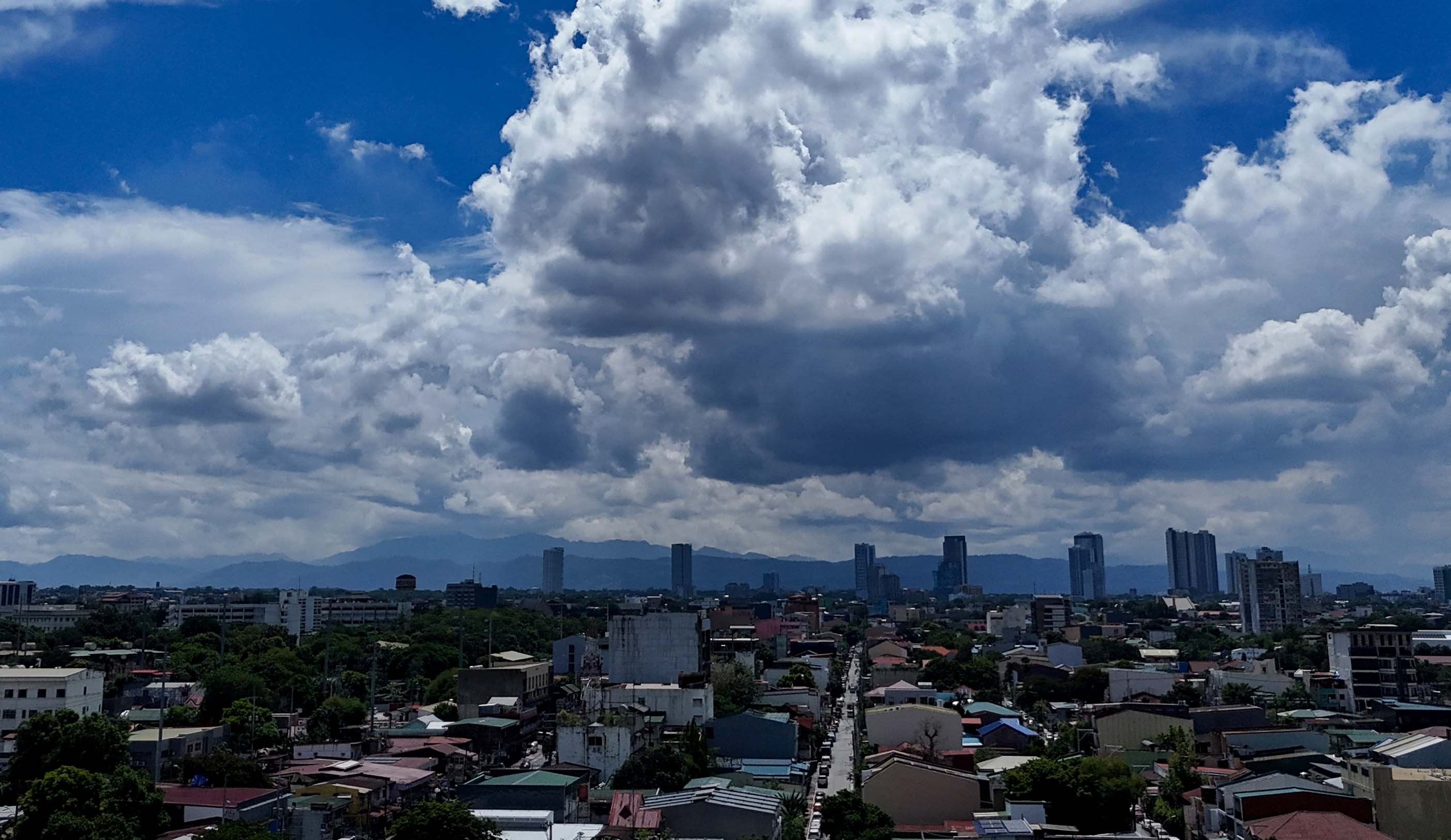 Dark clouds hover over the Sierra Madre mountain range, as seen from Quezon City on 4 July 2026. PAGASA is monitoring a tropical cyclone far east of the country that could intensify into a super typhoon and enhance the southwest monsoon, or Habagat, next week.
📸: Analy Labor