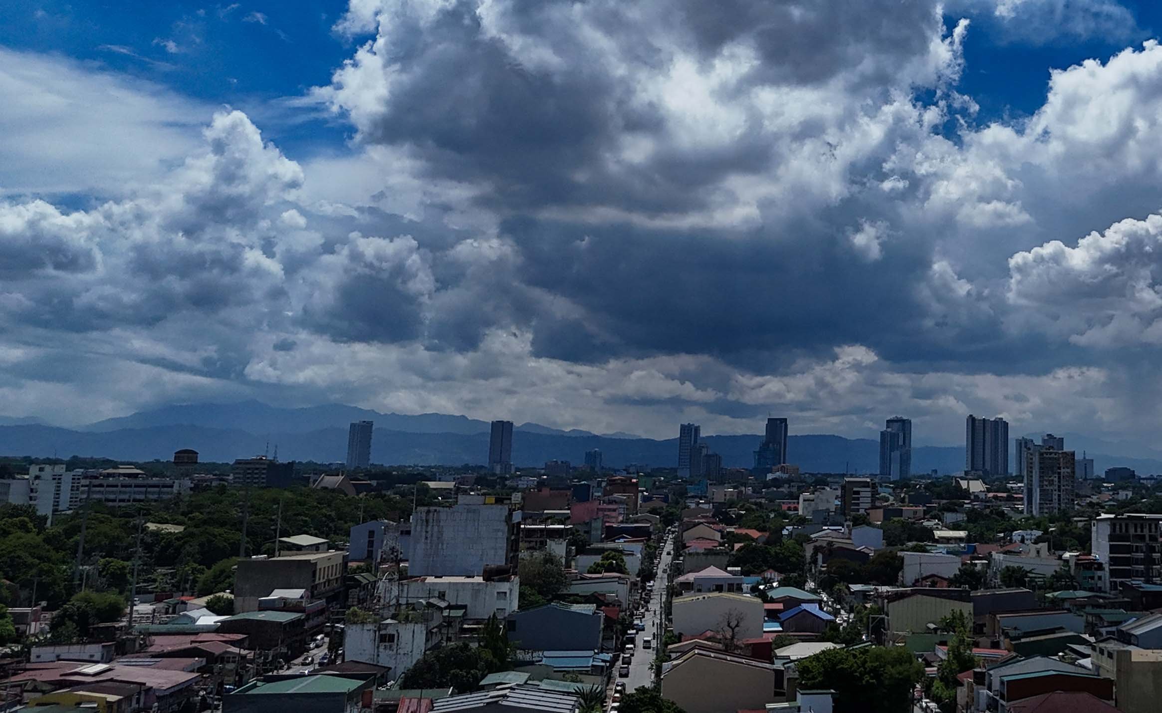 Dark clouds hover over the Sierra Madre mountain range, as seen from Quezon City on 4 July 2026. PAGASA is monitoring a tropical cyclone far east of the country that could intensify into a super typhoon and enhance the southwest monsoon, or Habagat, next week.
📸: Analy Labor
