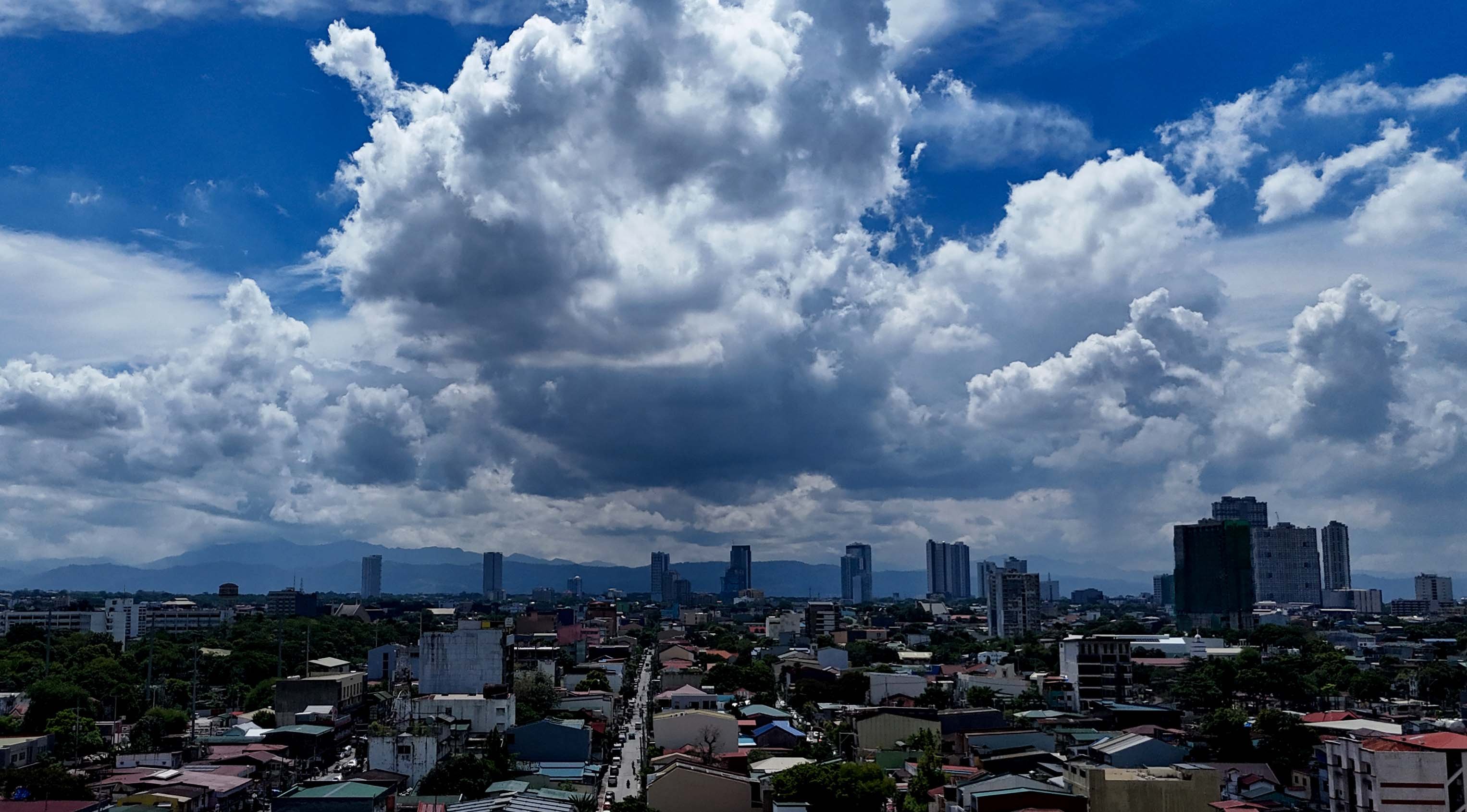 Dark clouds hover over the Sierra Madre mountain range, as seen from Quezon City on 4 July 2026. PAGASA is monitoring a tropical cyclone far east of the country that could intensify into a super typhoon and enhance the southwest monsoon, or Habagat, next week.
📸: Analy Labor