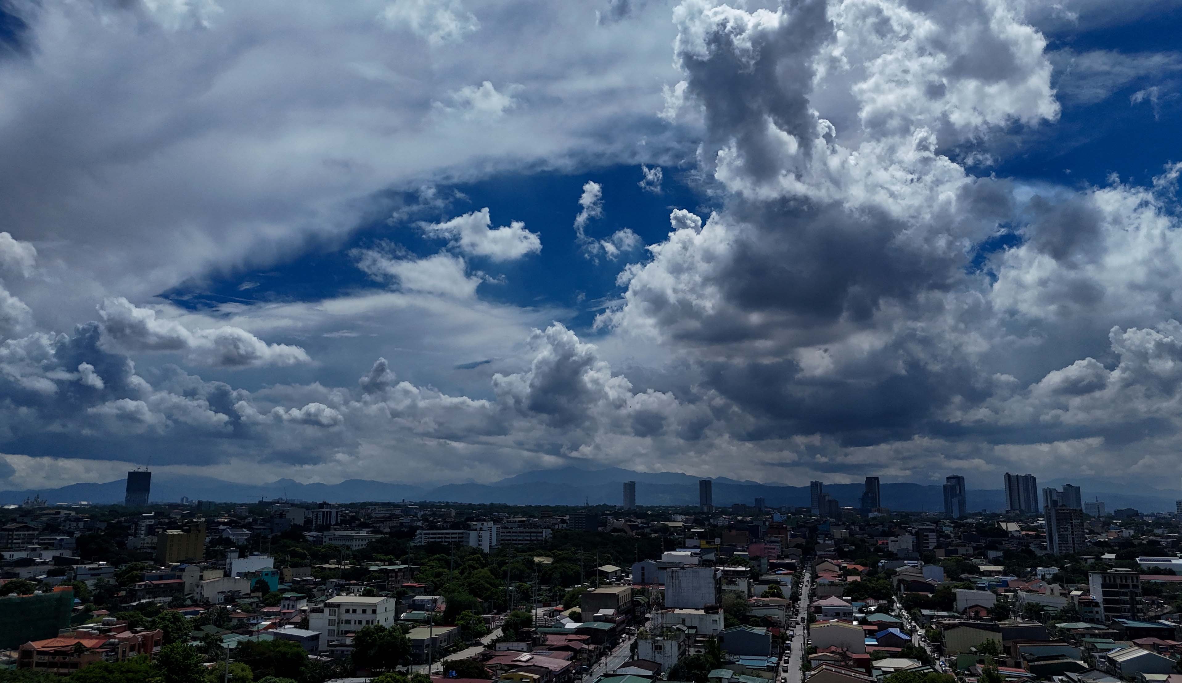 Dark clouds hover over the Sierra Madre mountain range, as seen from Quezon City on 4 July 2026. PAGASA is monitoring a tropical cyclone far east of the country that could intensify into a super typhoon and enhance the southwest monsoon, or Habagat, next week.
📸: Analy Labor