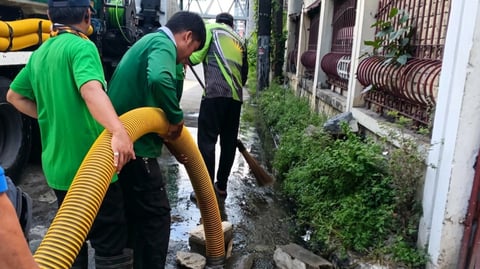35-ton daily trash clogs waterways
