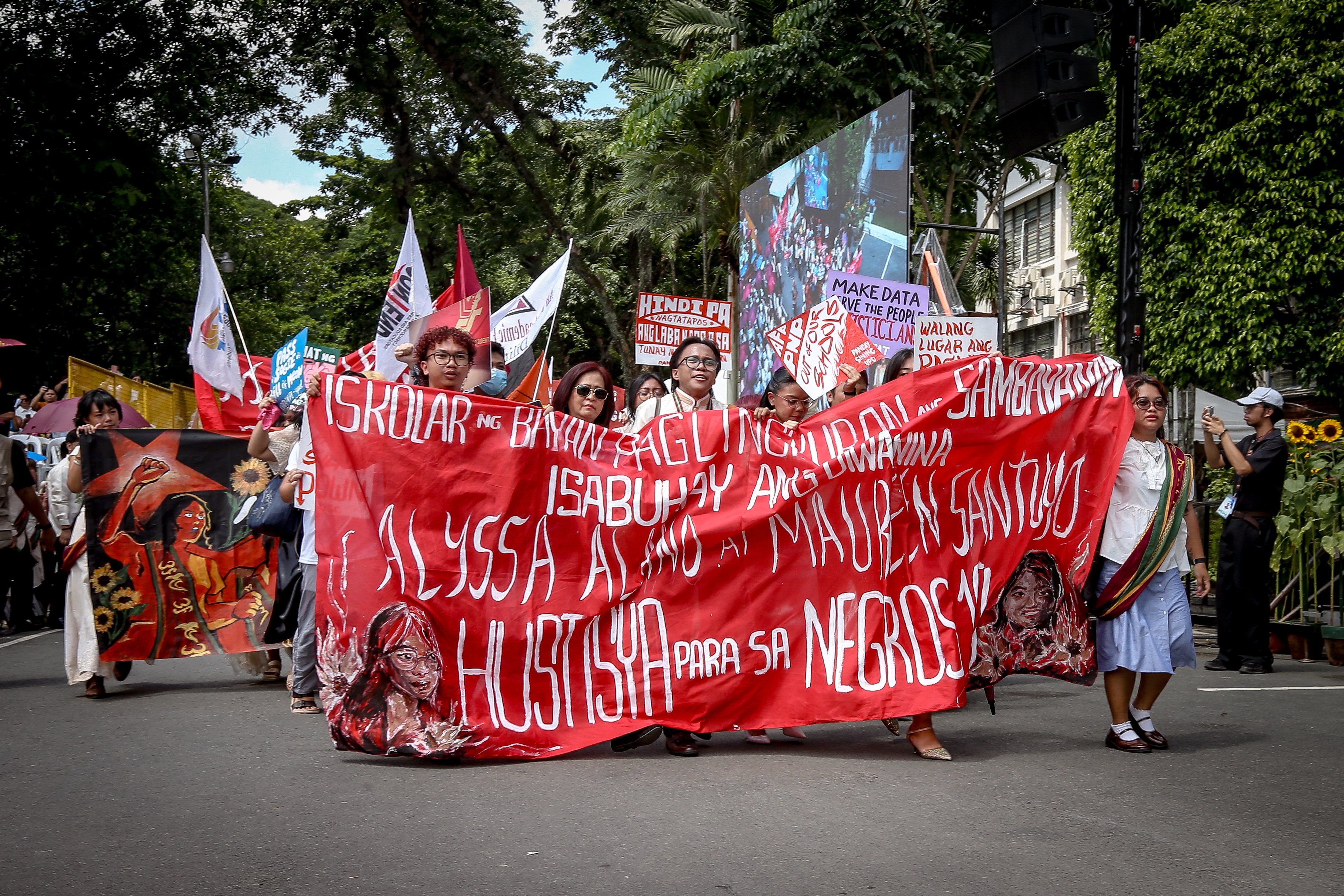 Various progressive graduates staged a protest after the graduation rites ceremony at University of the Philippines Diliman, Quezon City on Sunday, 5 July, 2026. 

Over 5022 students from various degrees celebrated their graduation rites.

Graduates were also seen to strike a pose at the University Avenue of UP Diliman on Sunday, 5 July, 2026 in Quezon City. | Aram Lascano
