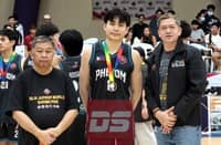 SANTI Romero (middle) gets rewarded with a Mythical Team selection after employing his airtight defense in Phenom Bluefire’s 66-62 win over University of Cebu in the Sinag Liga Asya Junior World Showcase 23-Under Championships at the Cebu Coliseum.