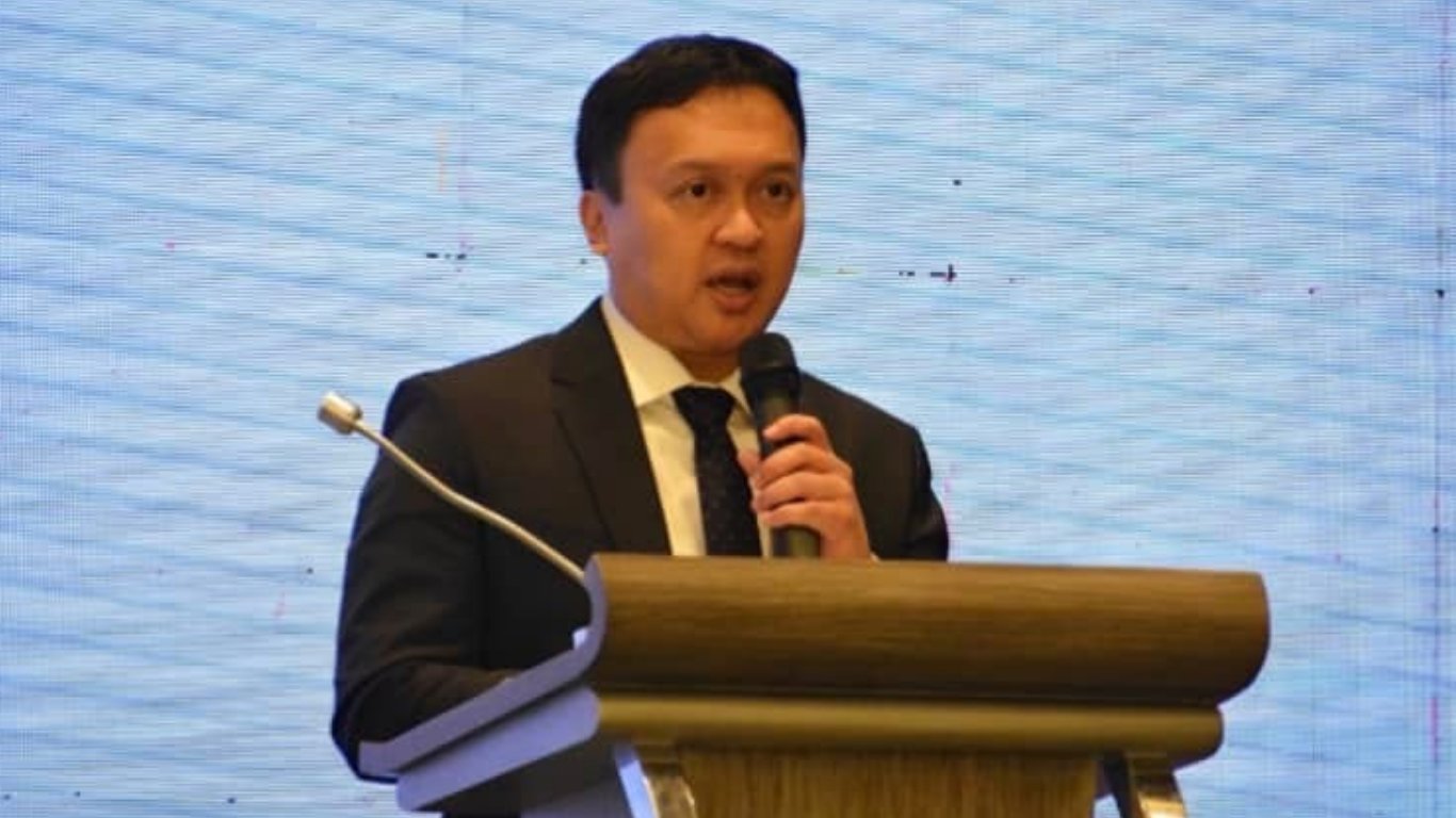Arrest or surrender? DoJ defers to court