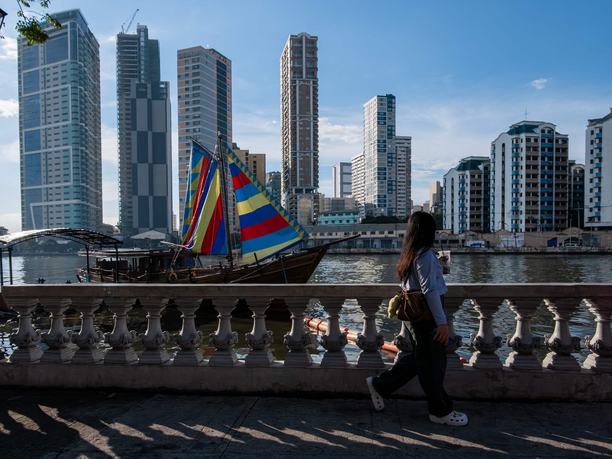 B/B Florentino Das is berthed at the Pasig River Esplanade in Manila, creating a striking contrast between a traditional vessel and the modern high-rise buildings of the San Nicolas district. One of its most notable expeditions took place in the West Philippine Sea in 2024, when it sailed from Butuan City to Palawan before reaching Pag-asa Island in the contested waters of the West Philippine Sea.